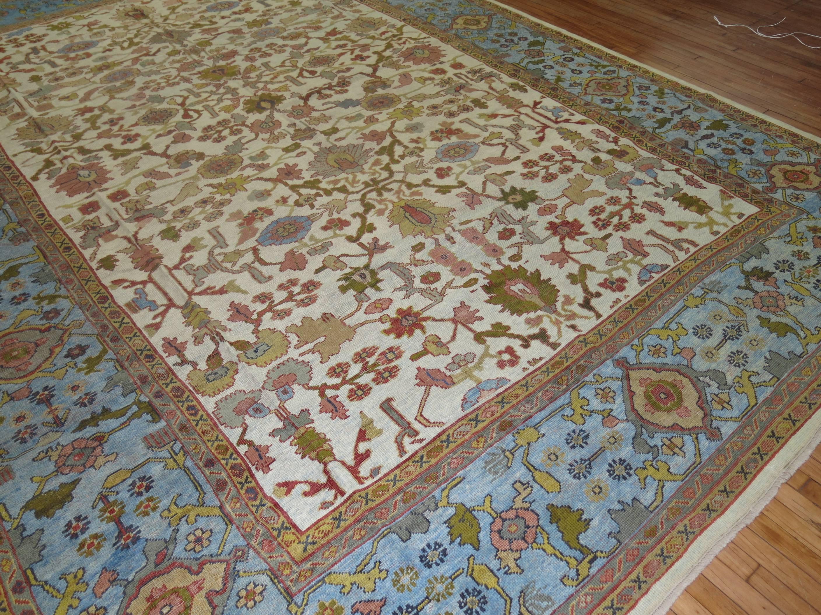 Early 20th Century Beautiful Ivory Sky Blue Antique Persian Mahal Carpet For Sale