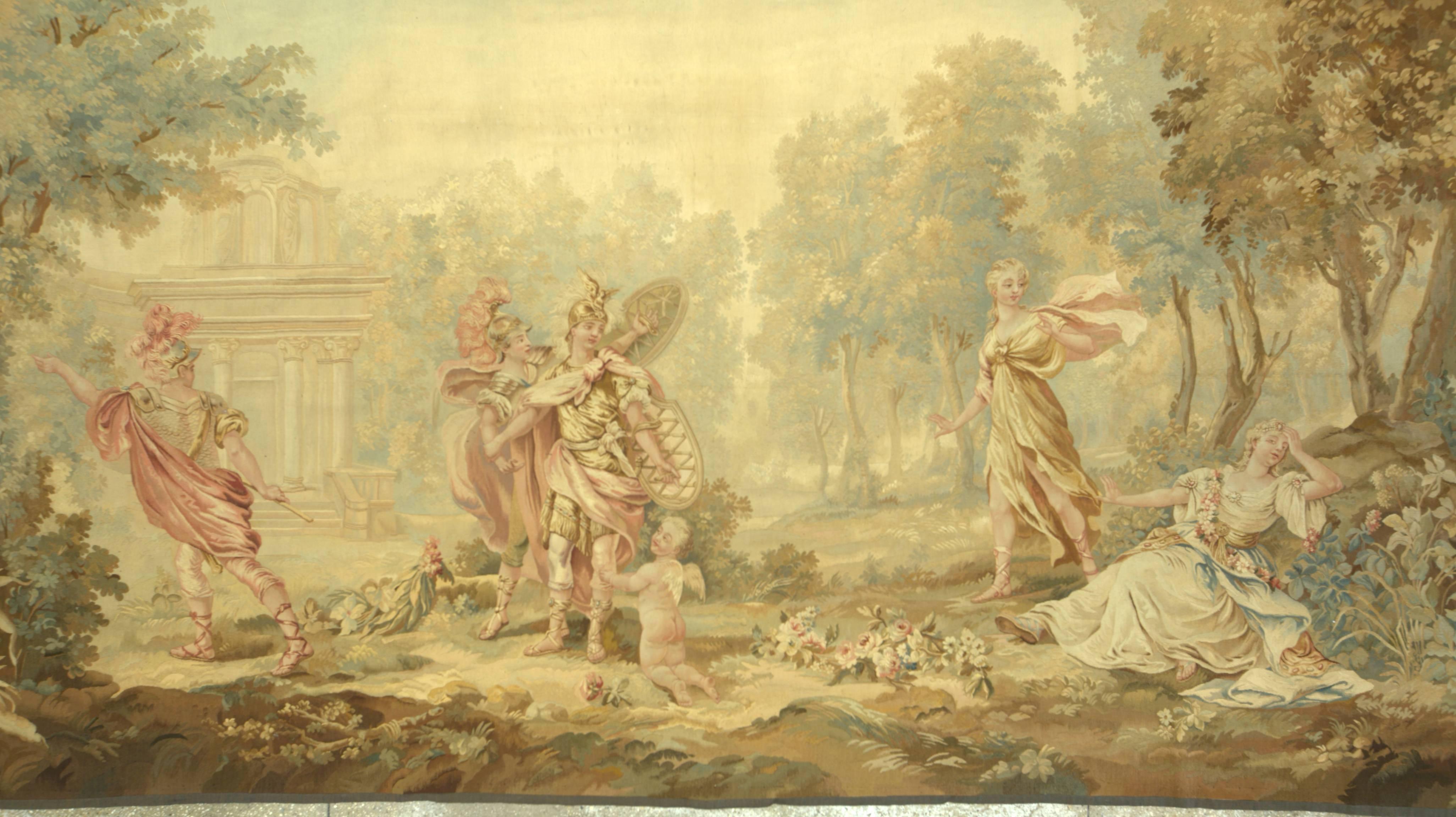 Une tapisserie horizontale de taille rare du début du 19ème siècle/possiblement du 18ème siècle avec ce qui semble être quelques guerriers romains s'amusant dans un cadre pittoresque. La taille est originale, l'intention étant de couvrir un très