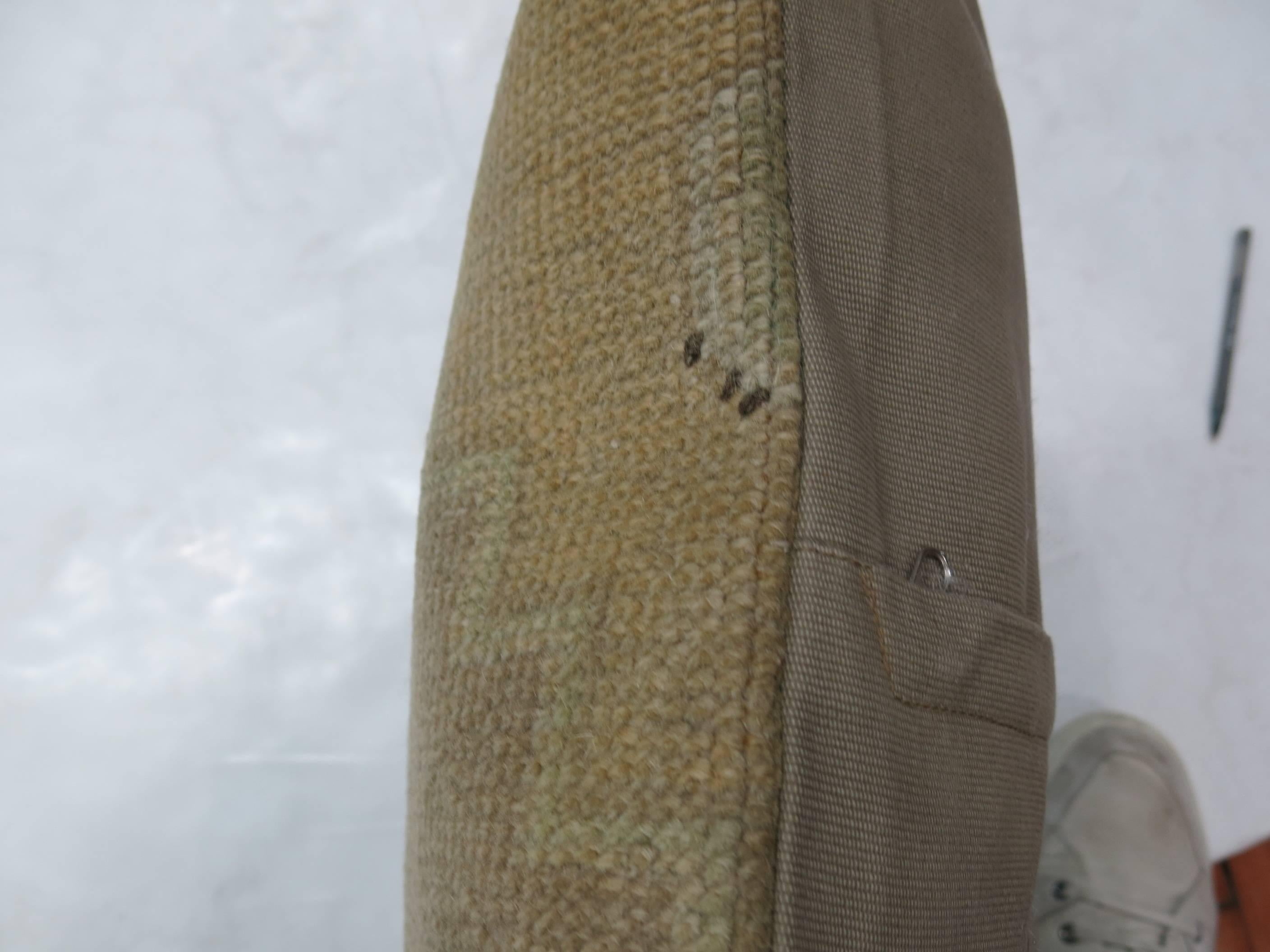 Oreiller fabriqué à partir d'un tapis Oushak vintage. Tan, médaillon vert clair, accents de contour marron.

18'' x 18''