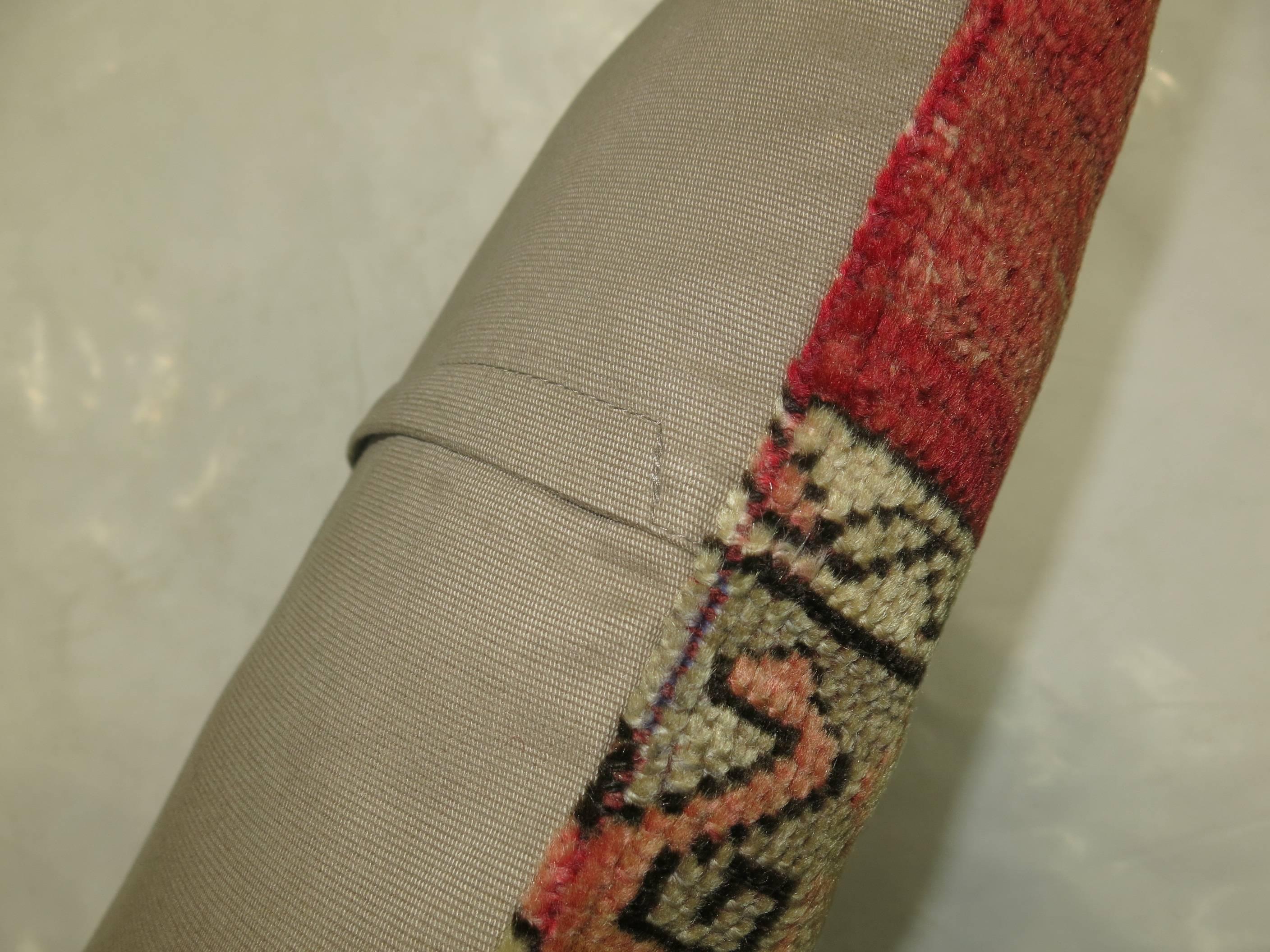 Cuscino ricavato da un tappeto turco vintage. Chiusura con cerniera e inserto in polietilene in dotazione.

21'' x 21''