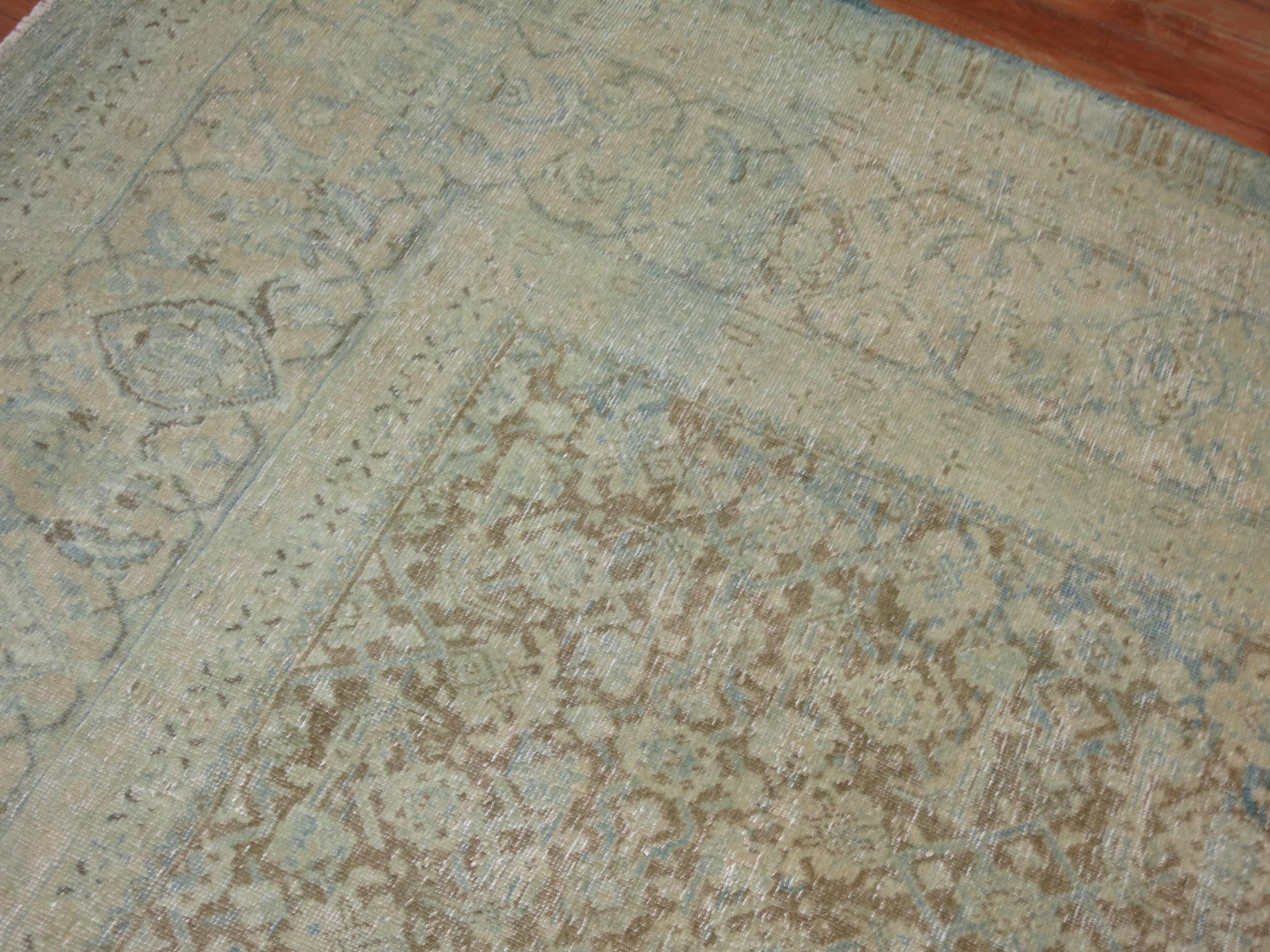 Ein übergroßer persischer Täbriz-Teppich in Braun- und Blautönen mit einem kleinteiligen Allover-Herati-Muster.

10'3'' x 17'

Die Teppichknüpfer von Täbris im späten 19. und frühen 20. Jahrhundert verfügten über ein vielfältiges Repertoire an