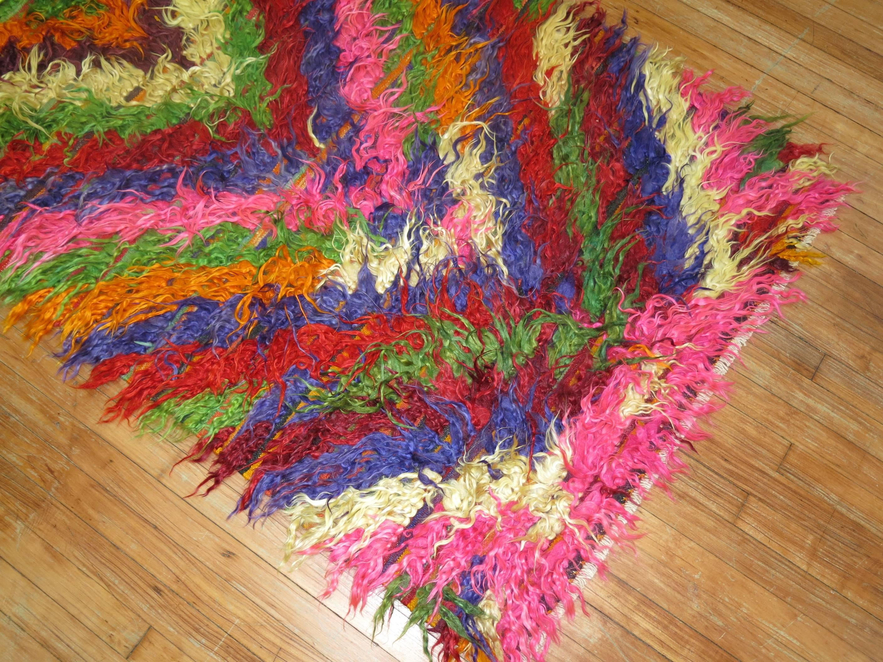 Les couleurs sauvages mettent en valeur ce tapis turc Tulu Shag du troisième quart du 20e siècle

Mesures : 3'7