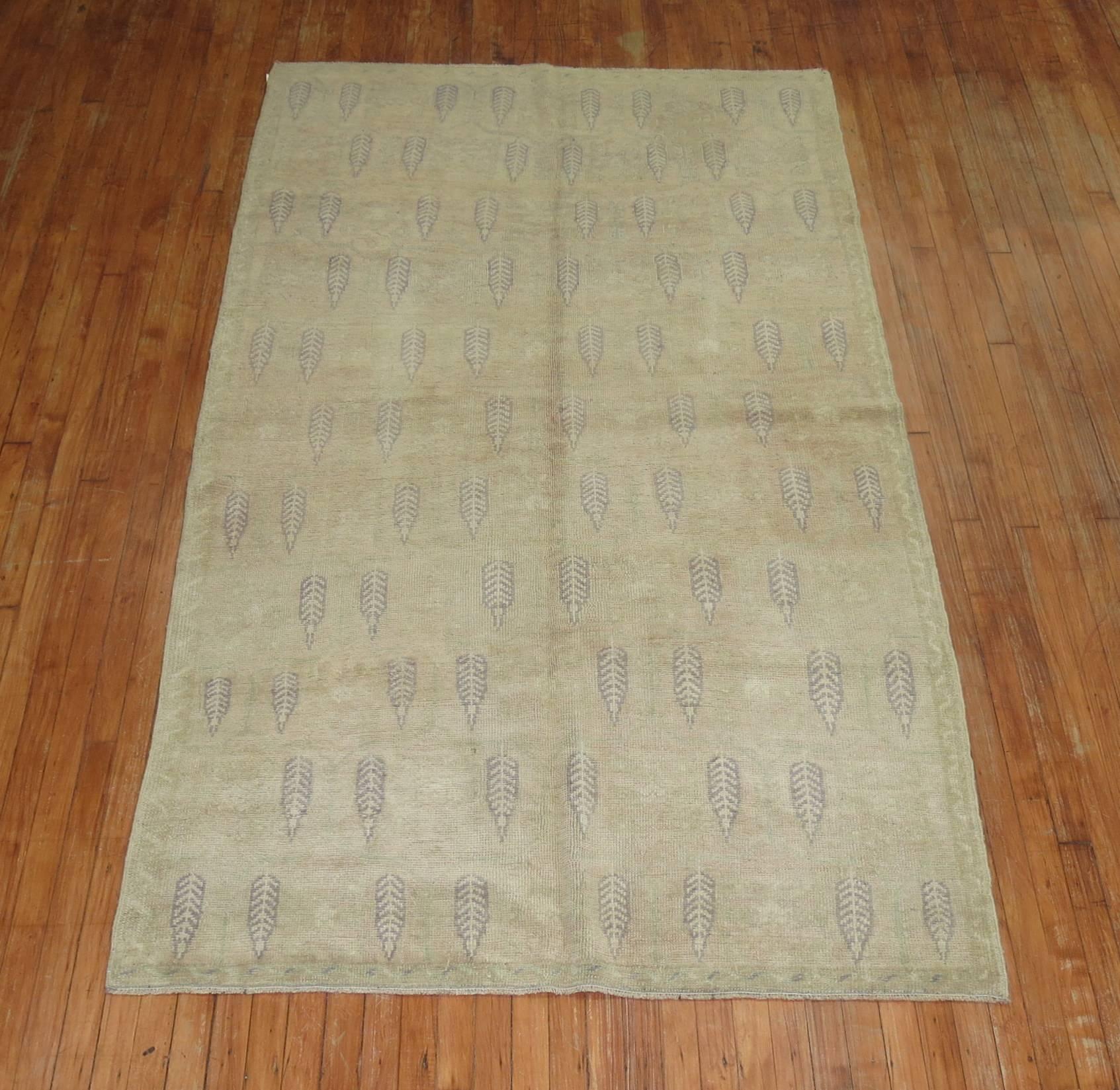 Türkischer Oushak-Teppich im Vintage-Stil mit Zypressenzweig-Muster auf beigem Farbfeld. Akzente in Lavendel und zartem Grün.

4'10'' x 8'7''