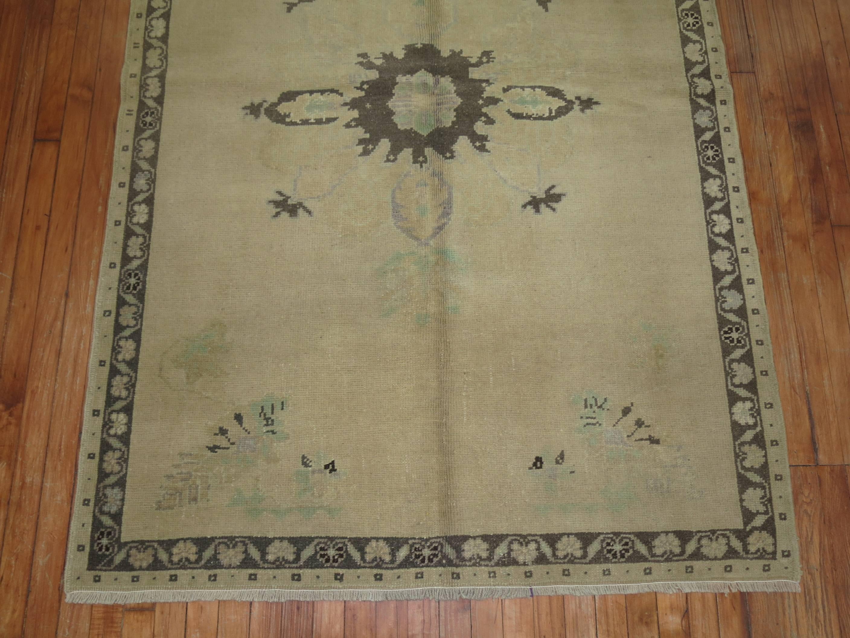 A vintage Turkish Oushak rug from the middle of the 20th century with a traditional medallion and border design in neutral colors

4'6'' x 6'7''