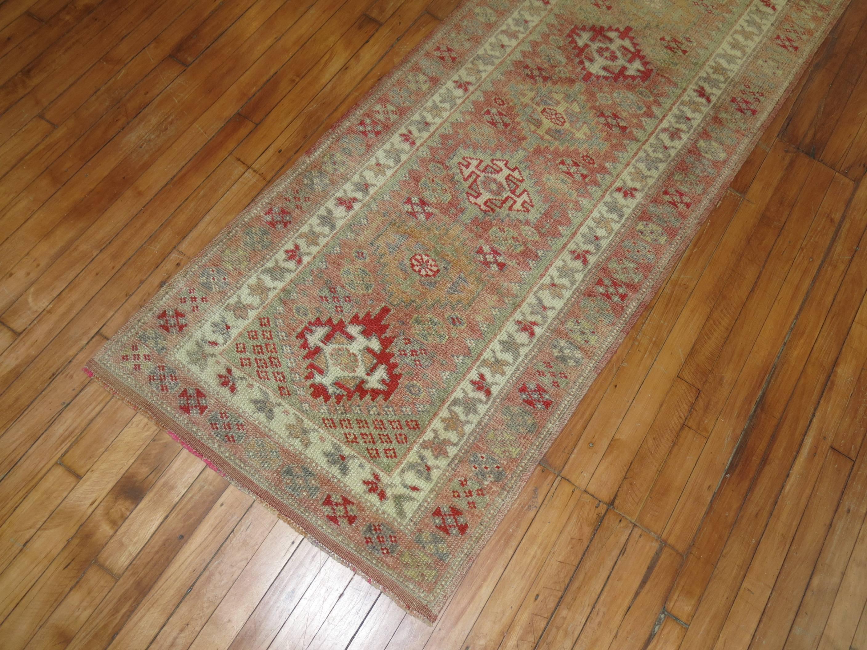 Rosa Hintergrund türkisch- anatolischer primitiver Vintage-Läufer, 20. Jahrhundert (Oushak) im Angebot