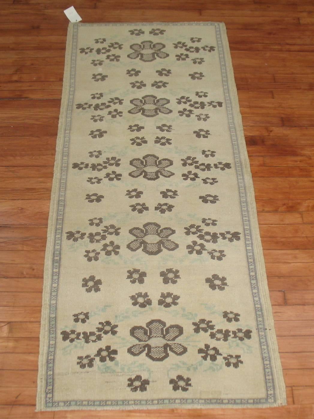 Narrow and short vintage Turkish runner. Accents in beige, green, brown and gray, circa mid-20th century.

Measures: 2'7