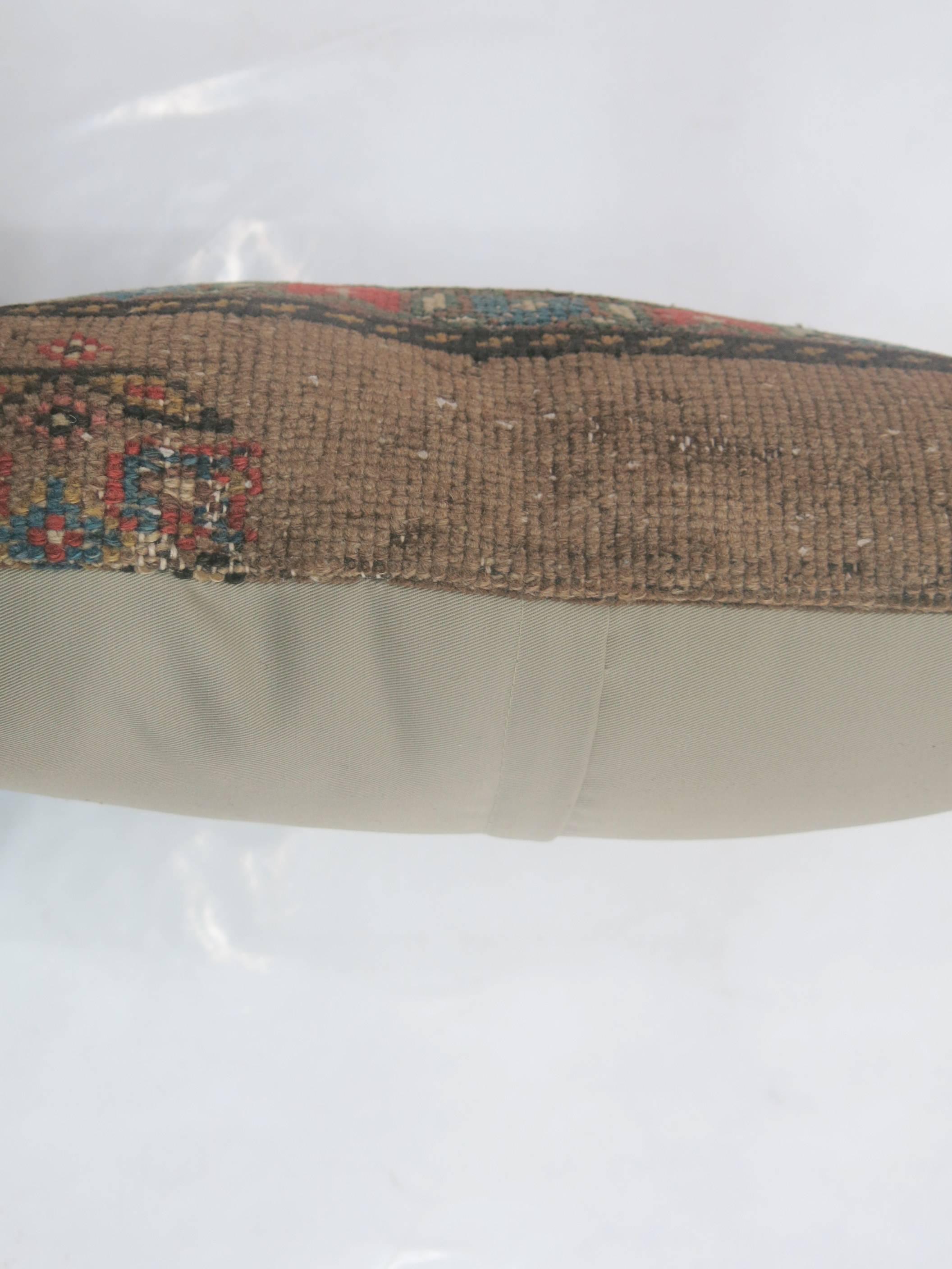 Oreiller fabriqué à partir d'un ancien tapis persan Serab du 19e siècle avec un dos en coton. Fermeture à glissière.

17'' x 20'