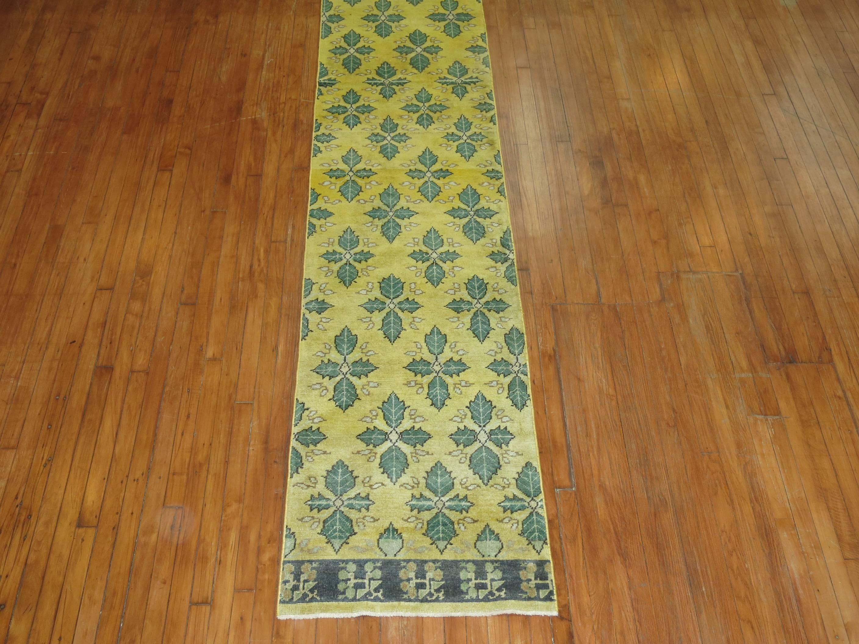 Agra Tapis de couloir turc Konya en laine jaune et vert du 20ème siècle fait à la main en vente