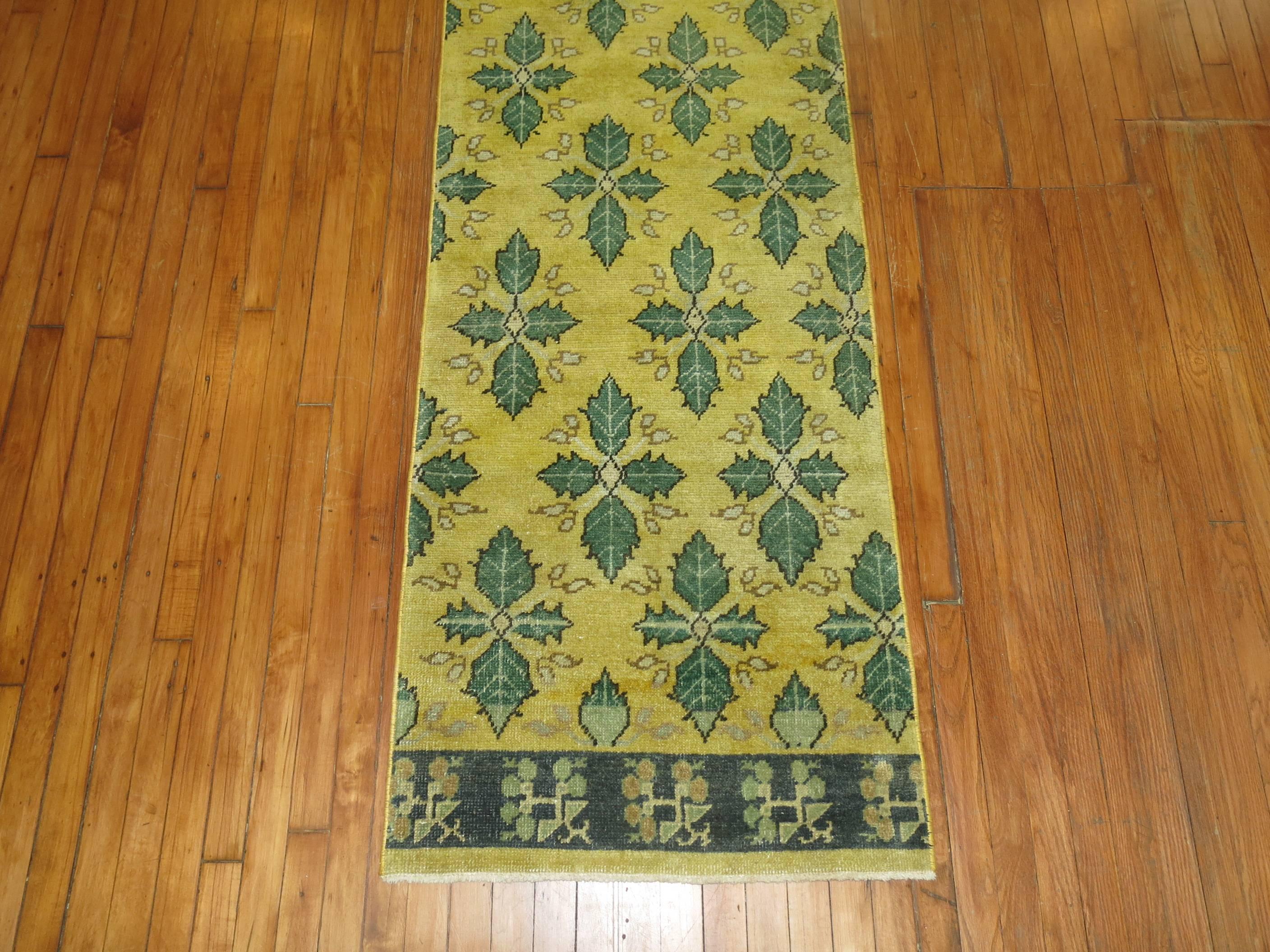 Turc Tapis de couloir turc Konya en laine jaune et vert du 20ème siècle fait à la main en vente