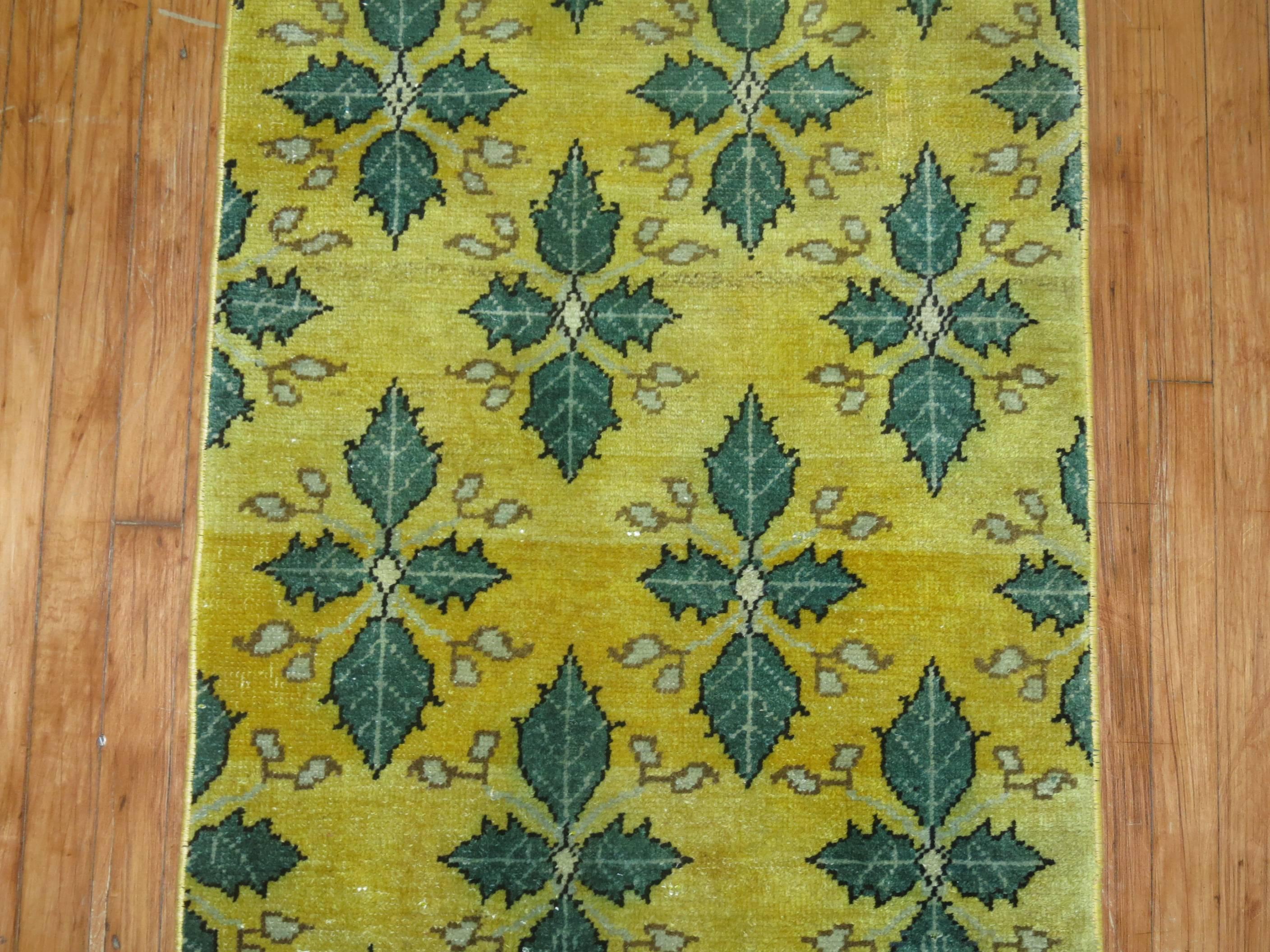 Noué à la main Tapis de couloir turc Konya en laine jaune et vert du 20ème siècle fait à la main en vente