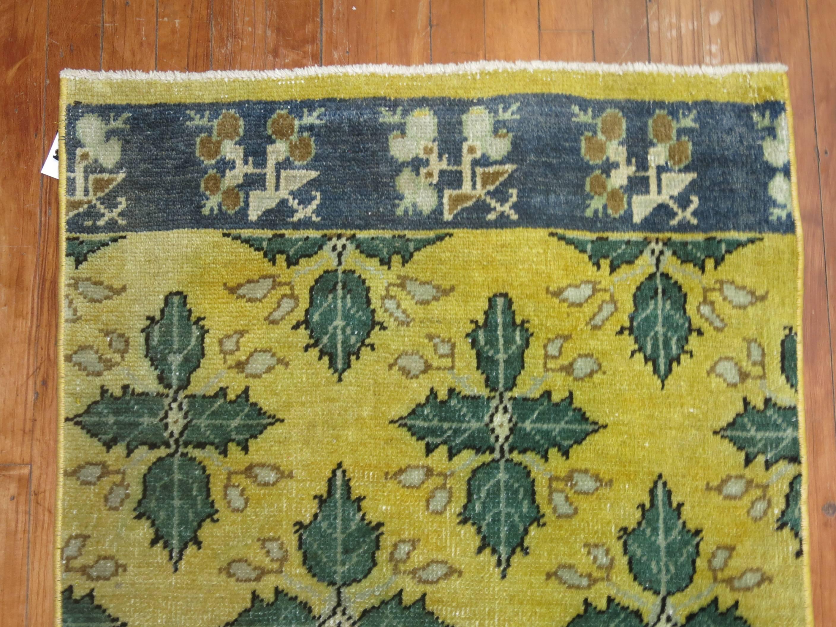 Tapis de couloir turc Konya en laine jaune et vert du 20ème siècle fait à la main Bon état - En vente à New York, NY