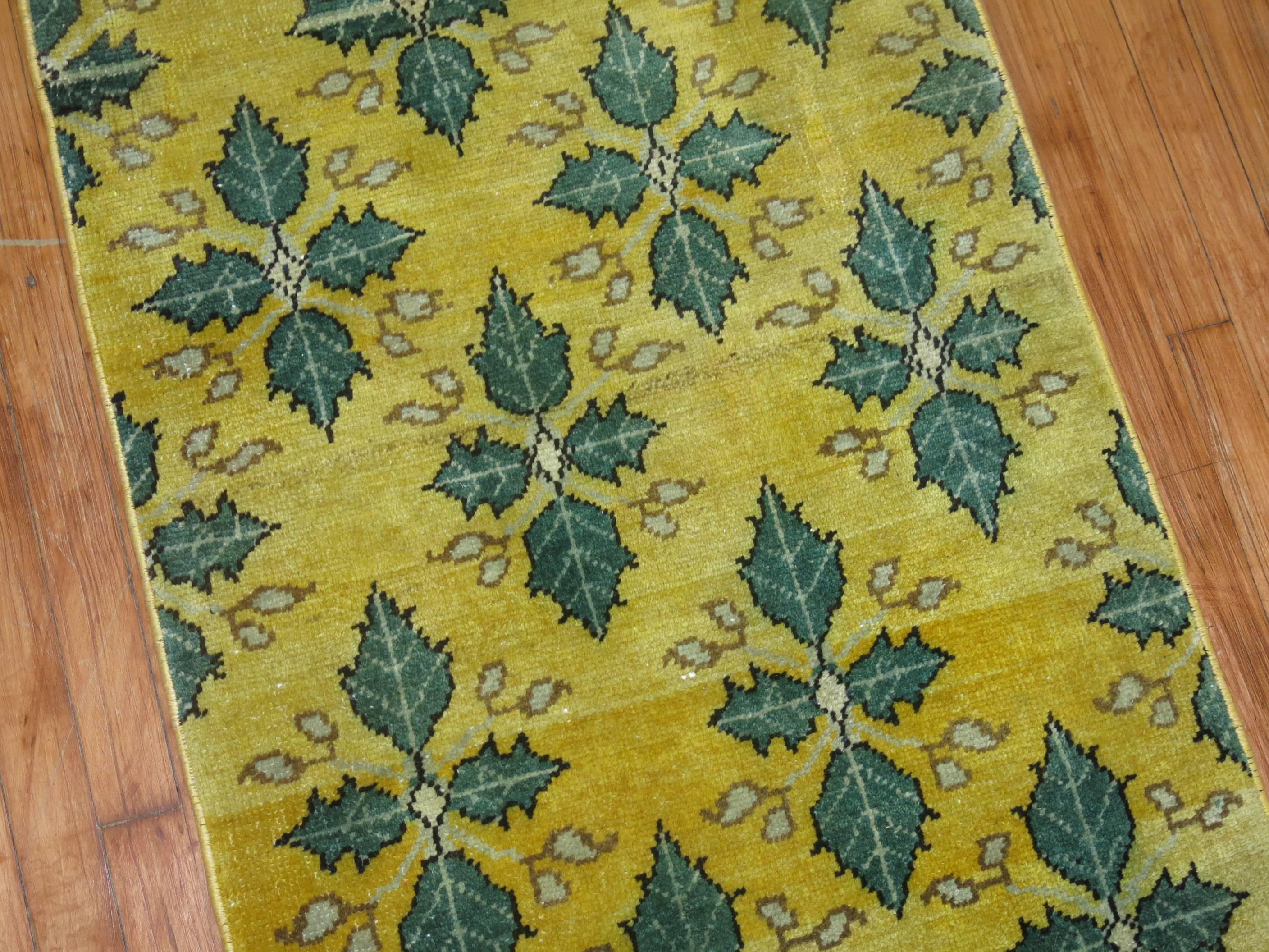 20ième siècle Tapis de couloir turc Konya en laine jaune et vert du 20ème siècle fait à la main en vente
