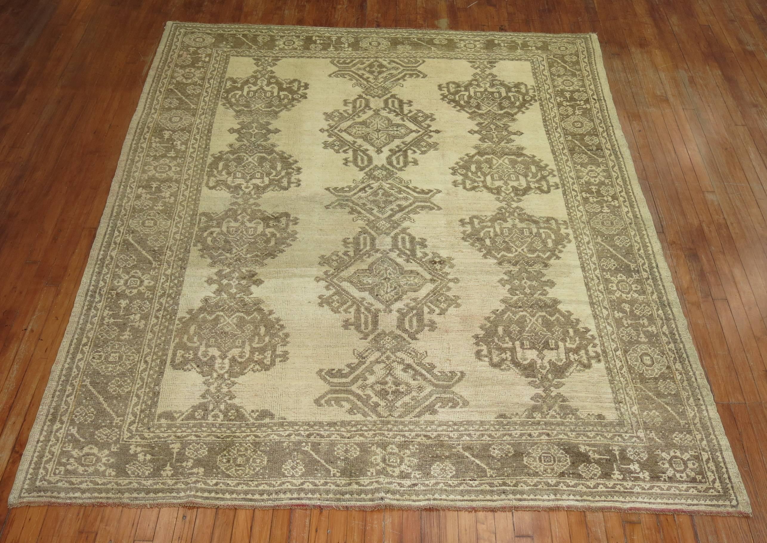 An early 20th century Turkish Oushak rug with Classic all-over crab design in white and brown.

 