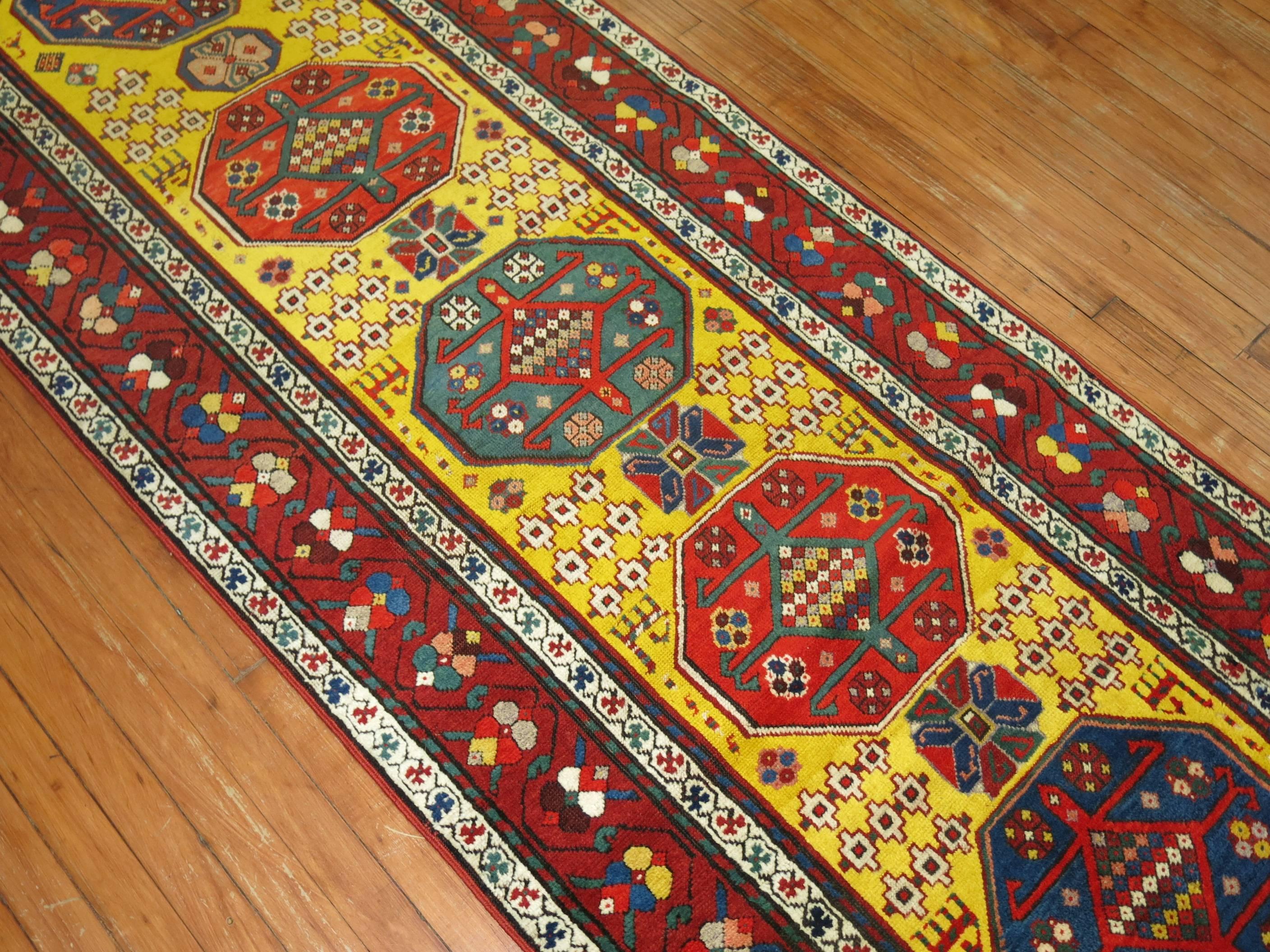 20ième siècle Tapis de couloir caucasien ancien du début du 20e siècle tissé à la main en Karabagh jaune vif en vente