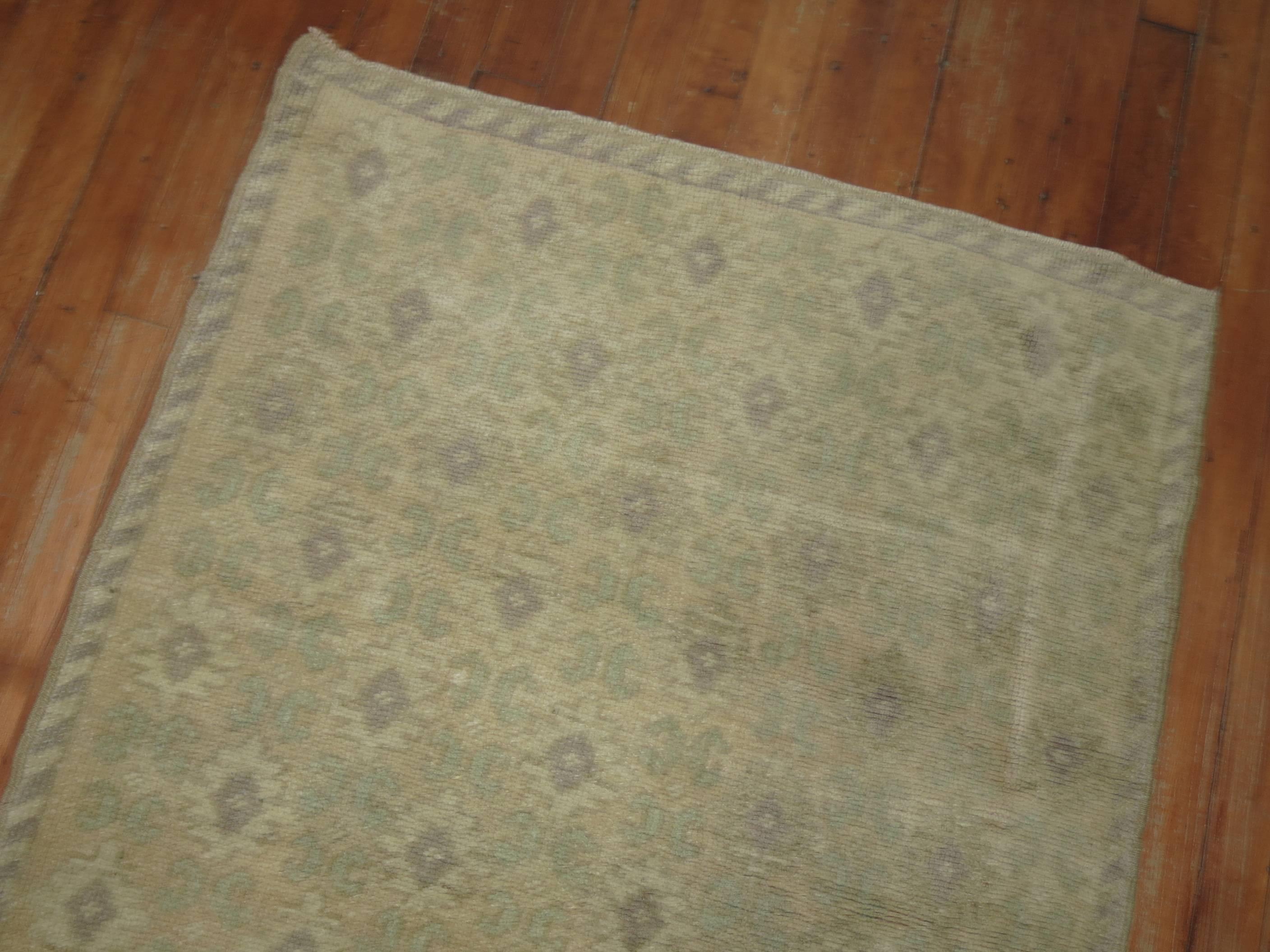 Beige Green Accent Mid-20th Century Turkish Floral Wool Runner In Excellent Condition For Sale In New York, NY
