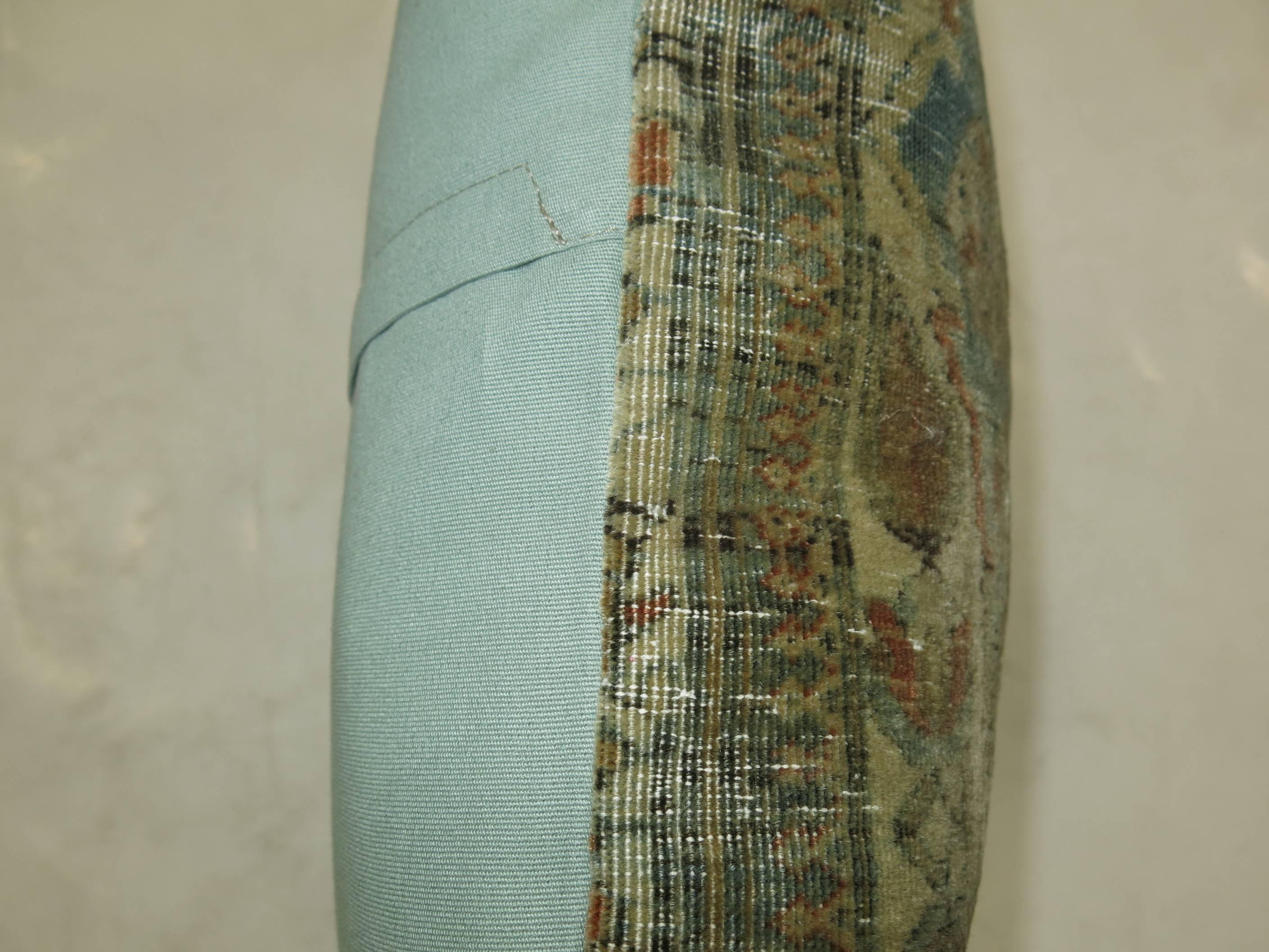 Oreiller fabriqué à partir d'un tapis Mohtasham Kashan du 19e siècle avec une texture de ligne paresseuse. Fermeture à glissière et insert en polyfill fourni

14'' x 17''
