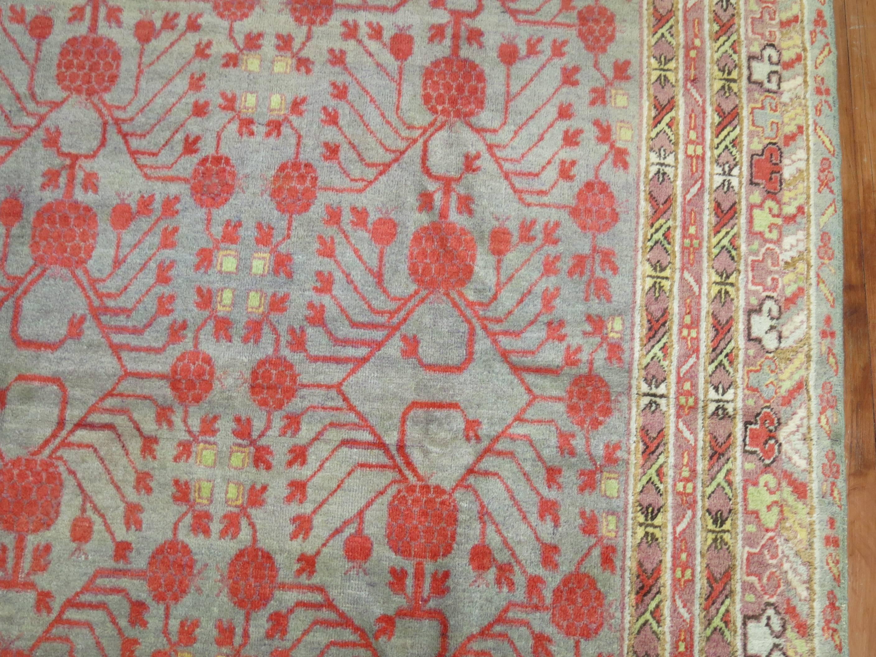 Turkestan oriental Collection Zabihi Début du 20e siècle Khotan  Tapis à poils longs Grenade en vente