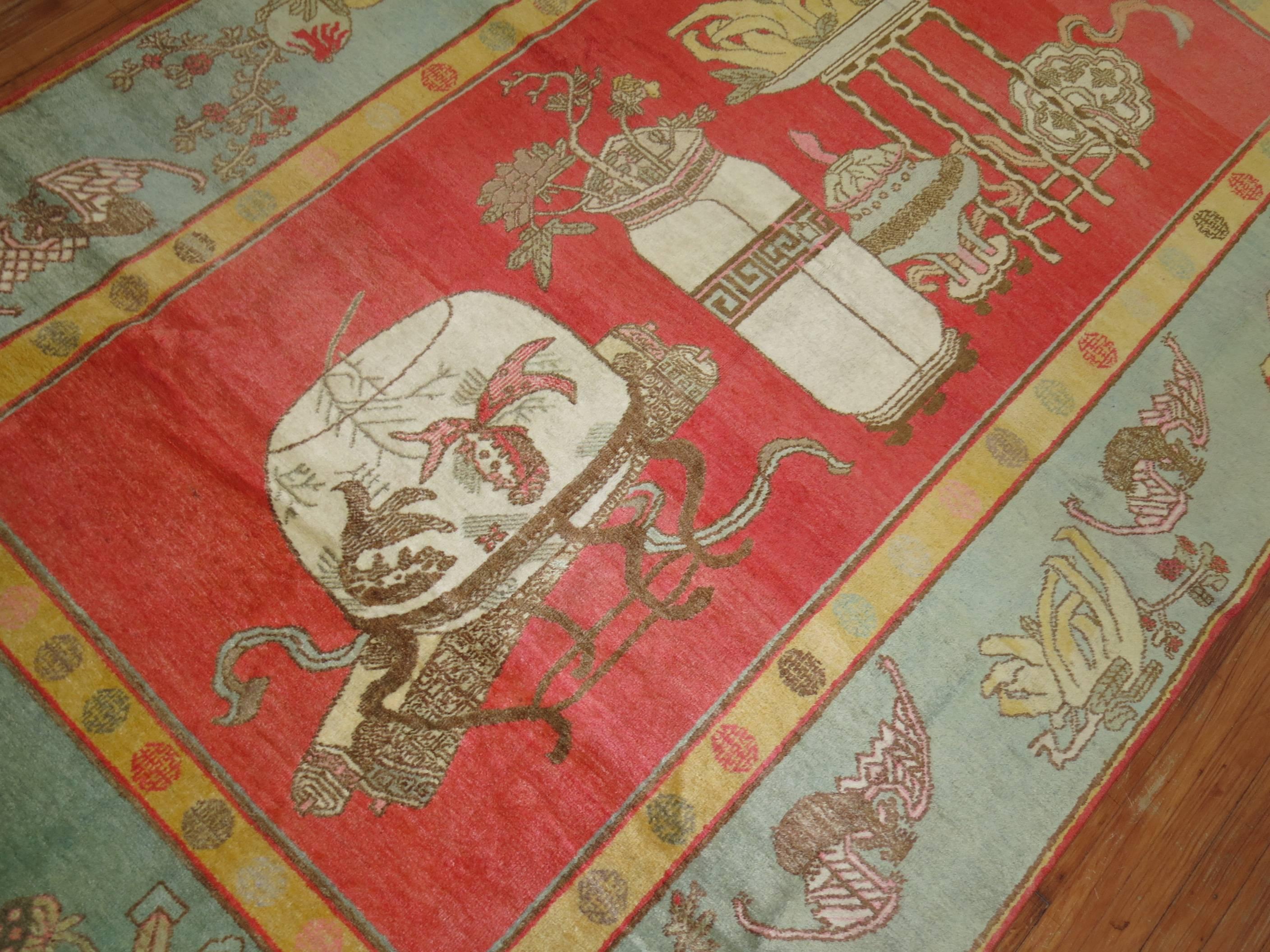 Ein antiker Khotan-Teppich mit vollem Flor aus dem frühen 20. Jahrhundert mit einem Feld in Wassermelonenfarbe und einer grünen Bordüre. Dieses Stück ist nicht abgenutzt wie andere Samarkand Teppiche gefunden, wie Vorbesitzer hielt es in der