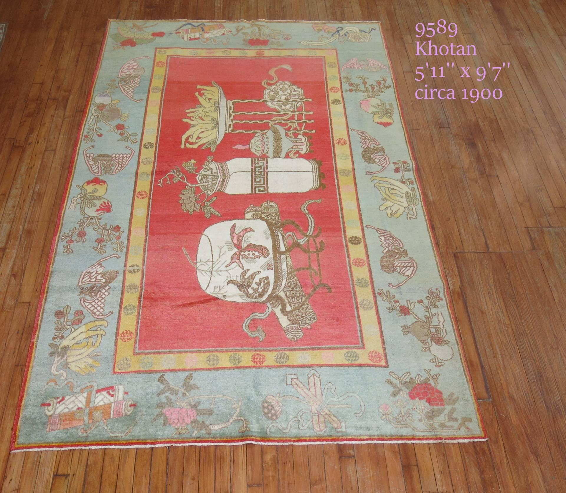Turkestan oriental Vase en laine Khotan design melon d'eau ancien du début du XXe siècle  Tapis en vente