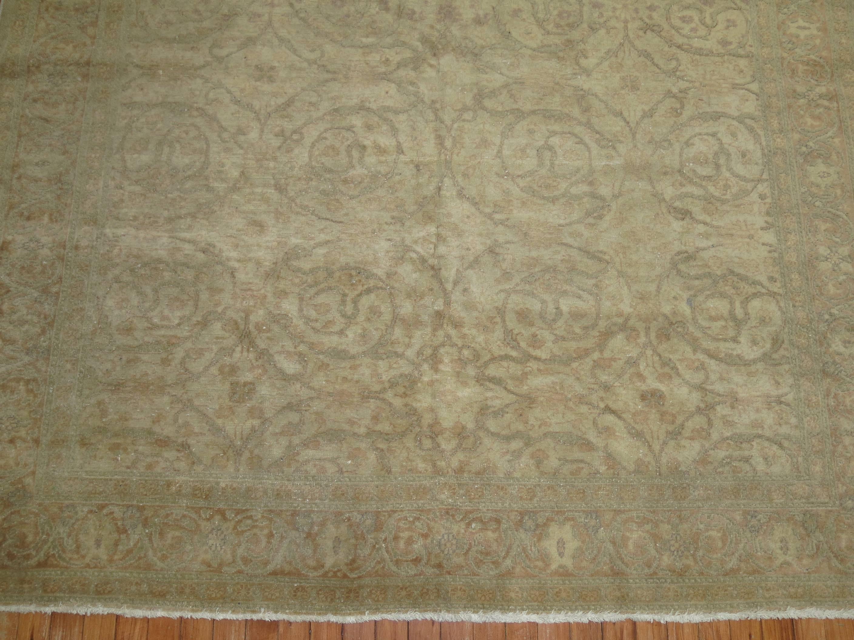 Ein türkischer Sivas-Teppich mittlerer Größe in gedämpften, neutralen Tönen.

6'5'' x 9'5''