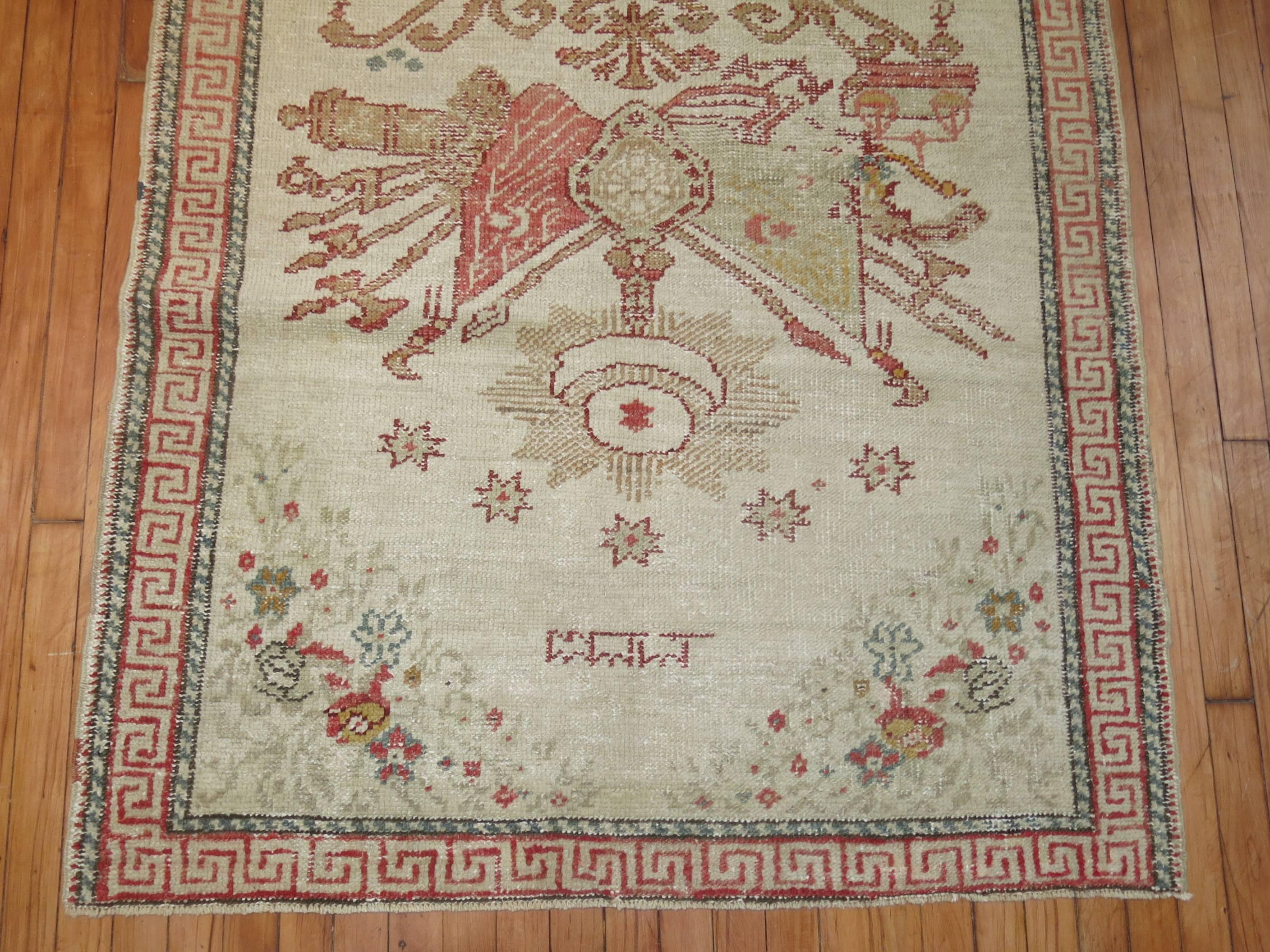 Ivory Antique Turkish Ghiordes Rug In Good Condition For Sale In New York, NY