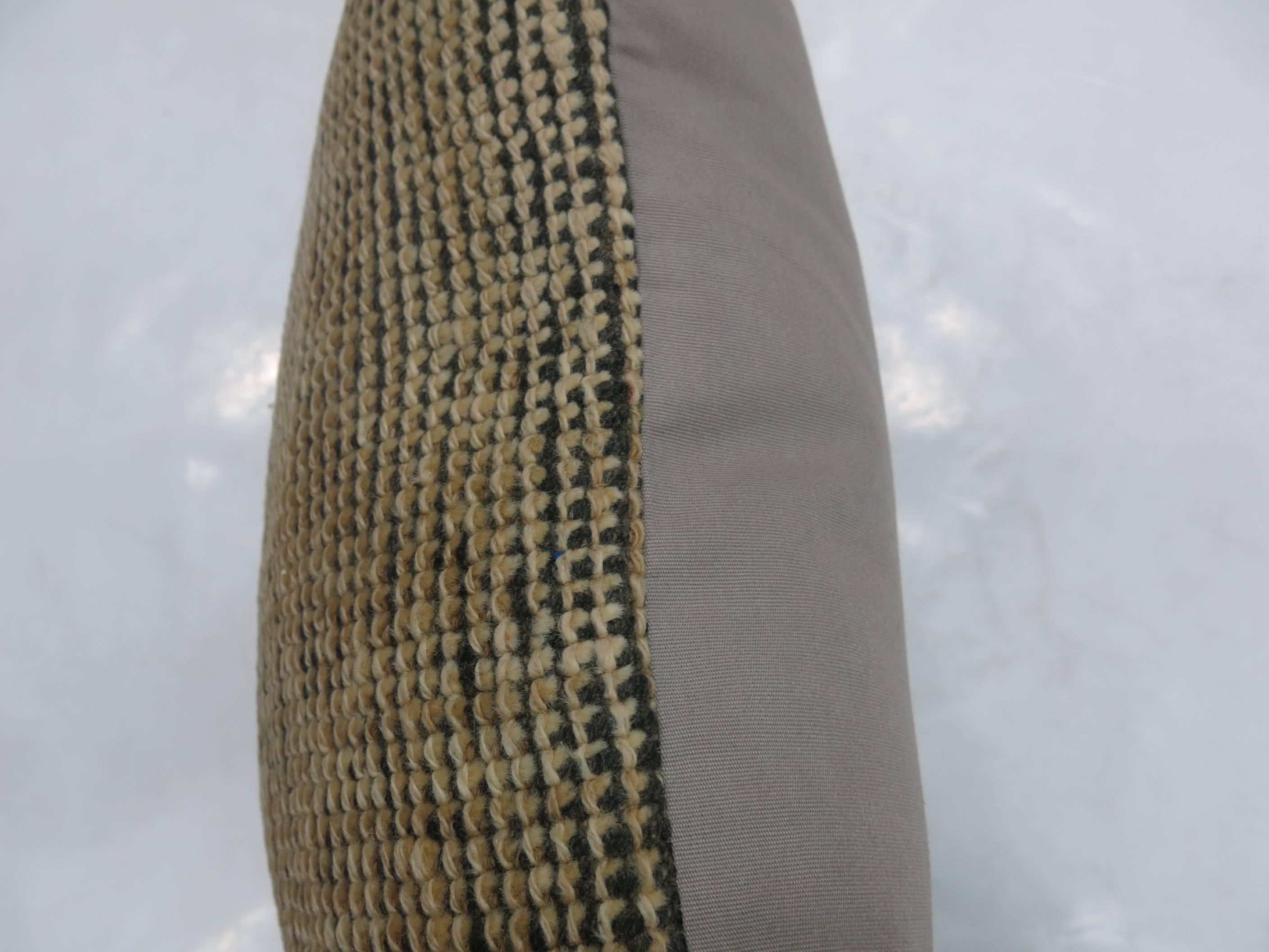 Oreiller fabriqué à partir d'un tapis marocain tissé à plat.

19'' x 20''