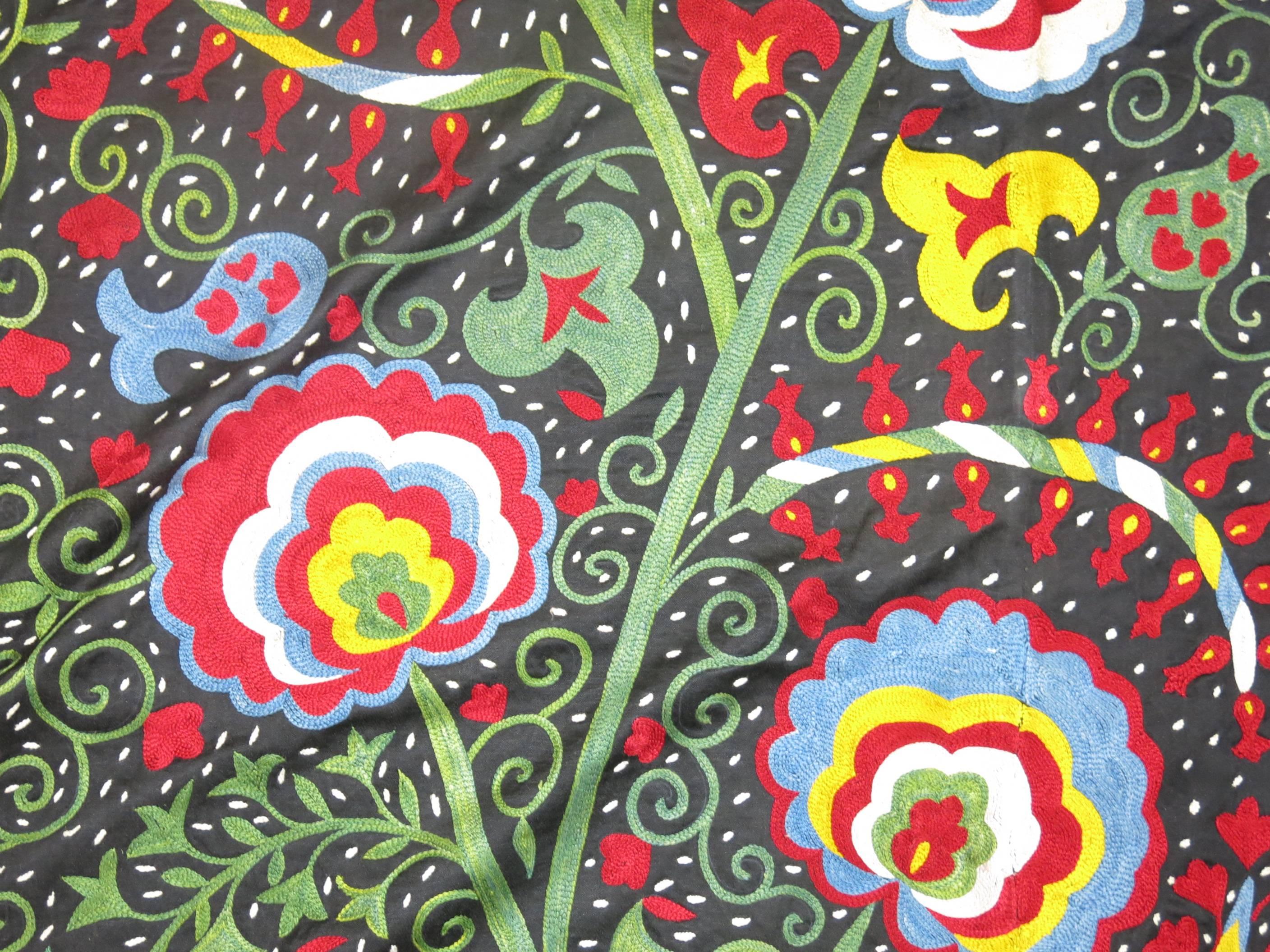 Schöne farbenfrohe, von Suzani inspirierte Vintage-Stickerei (Schwarzwald) im Angebot