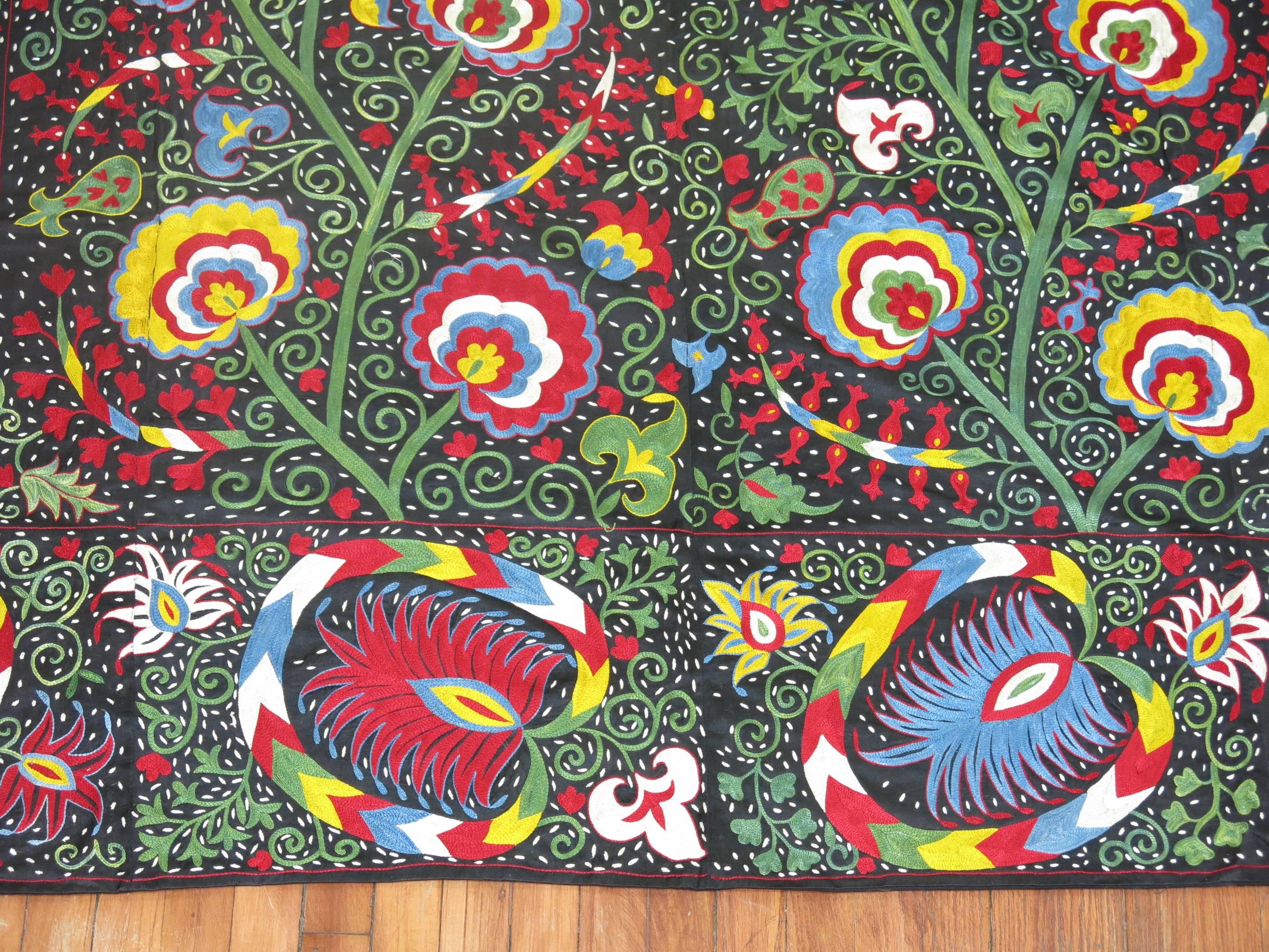 Handgesticktes Suzani-Textil aus dem letzten Viertel des 20. Jahrhunderts. Die leuchtenden, kräftigen Farben des Gewebes verleihen ihm ein altes Aussehen und ein Vintage-Gefühl. 


Maße: 6'4