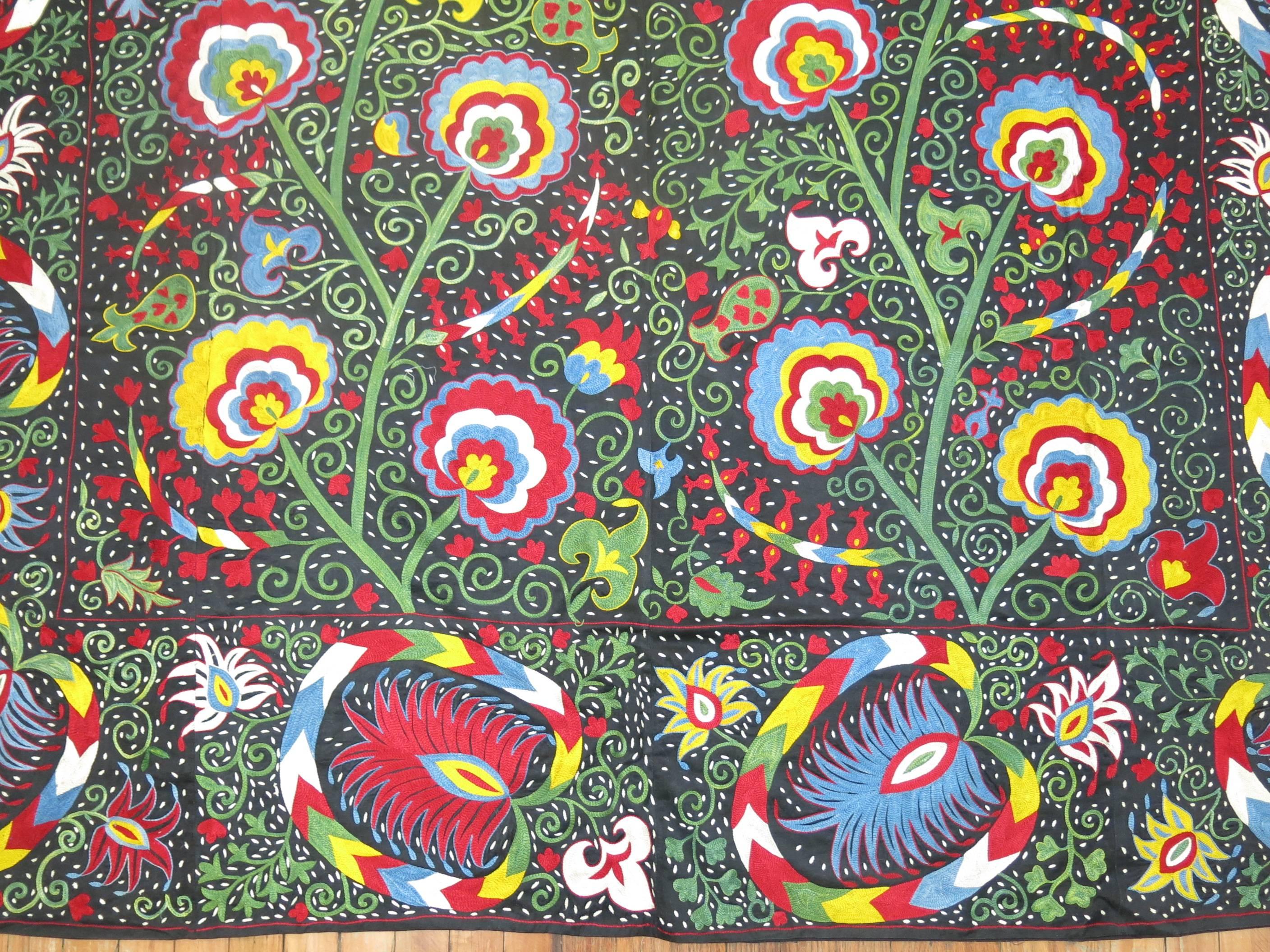 Schöne farbenfrohe, von Suzani inspirierte Vintage-Stickerei im Angebot 3