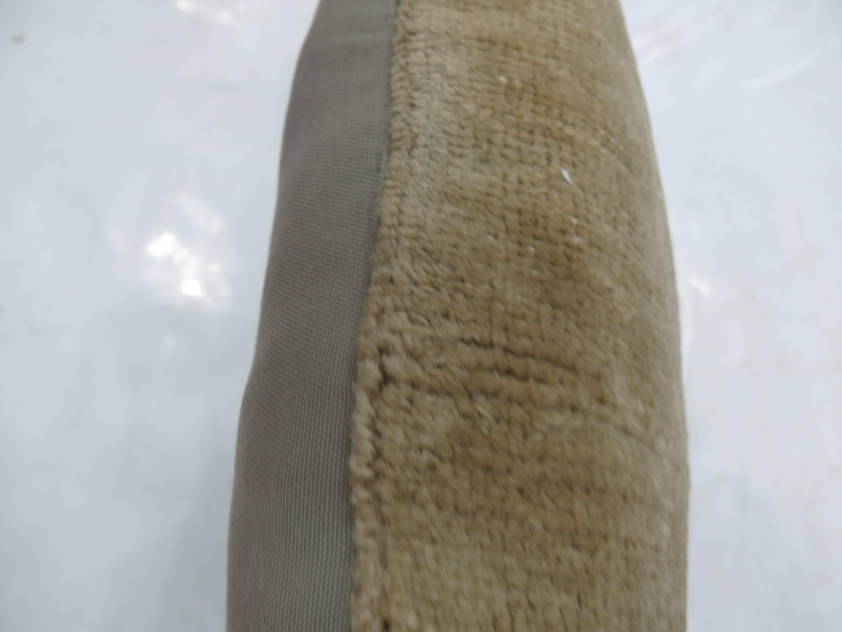 Cuscino ricavato da un tappeto turco Oushak vintage. 

Misure: 16'' x 16''.
