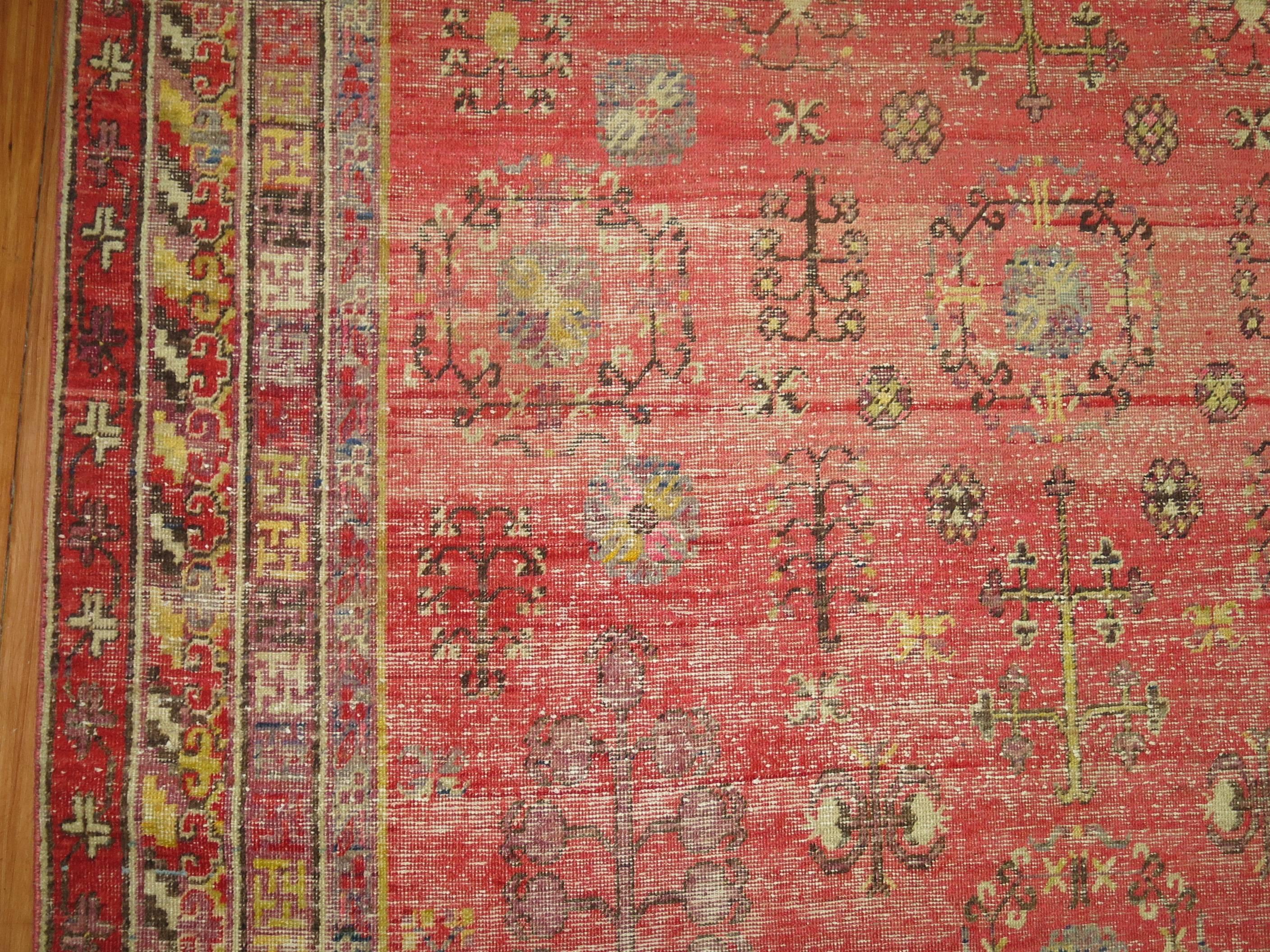 Noué à la main Zabihi Collection Khotan Worn Gallery Size Rug en vente