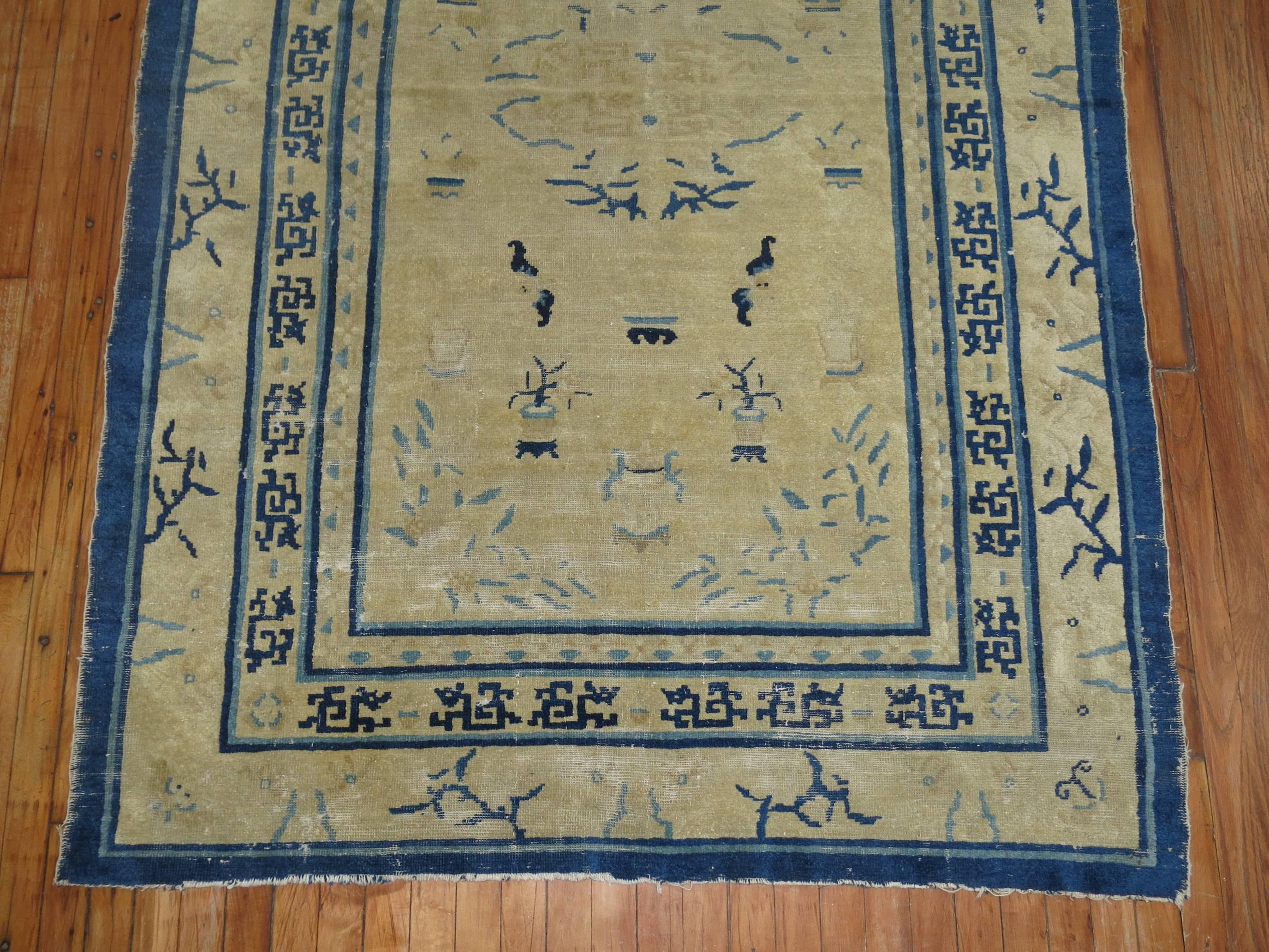 Archaïque Tapis chinois oriental ancien en laine de Pékin du début du 20e siècle, de couleur bleu clair et brun clair en vente
