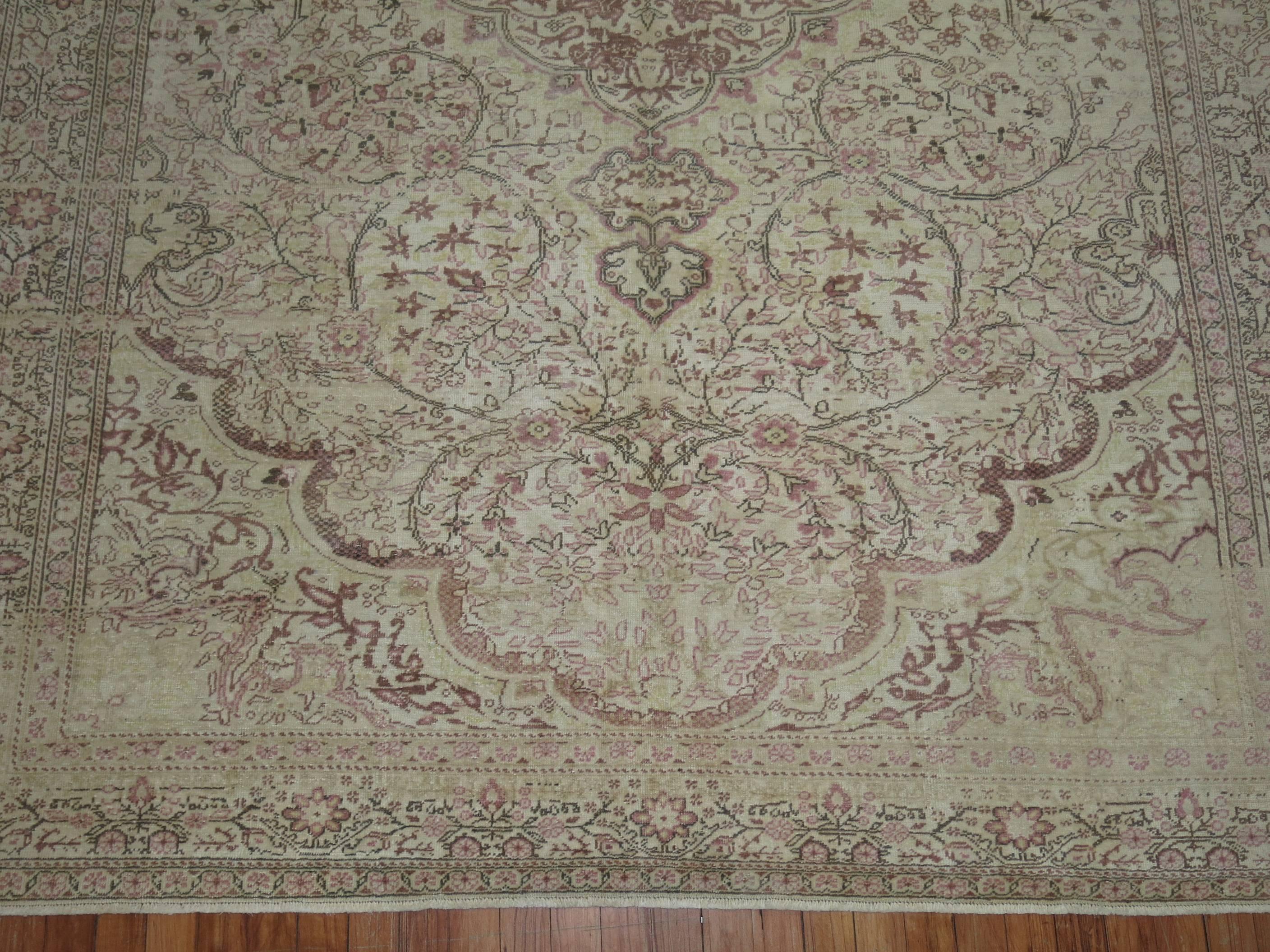 Vintage Turkish Sivas rug in white and raspberry tones.

6'3'' x 9'5''