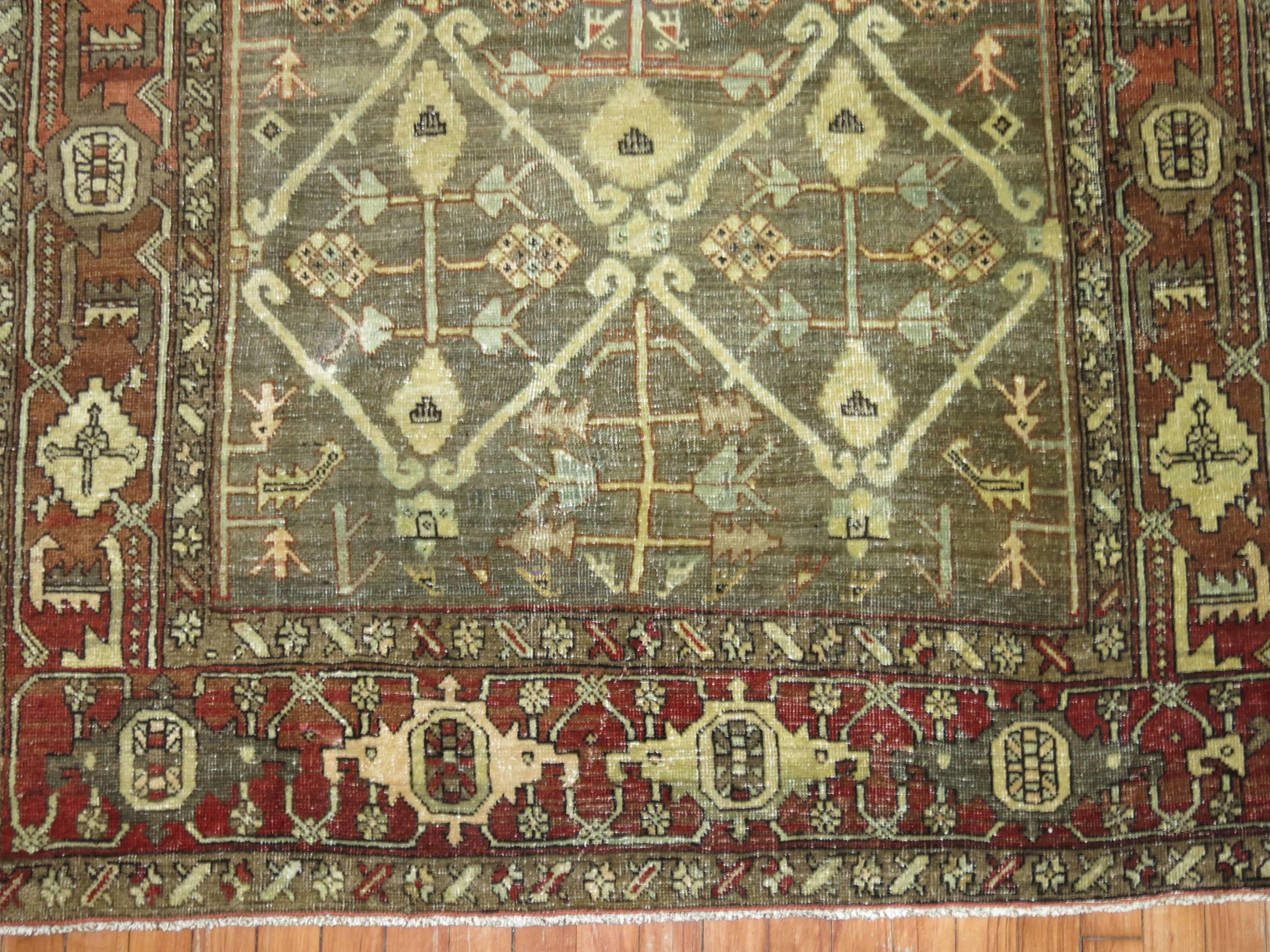 Fine quality Persian Heriz rug with an all-over design in greens and brown,

circa 1920. Measures: 4'4