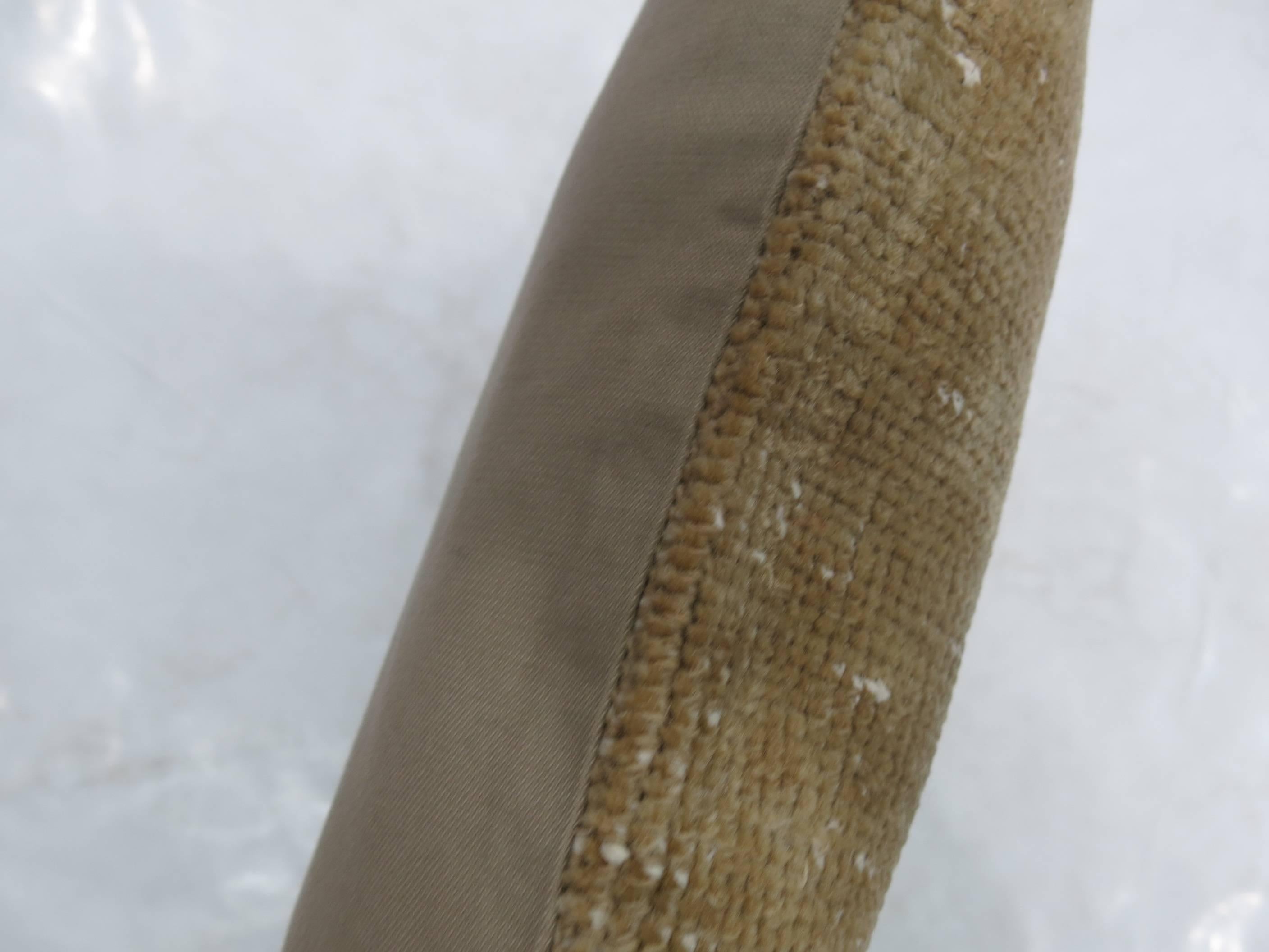 Oreiller fabriqué à partir d'un tapis turc vintage avec un dos en coton. Fermeture à glissière et insert en mousse fournis. 

Mesures : 19'' x 20''.