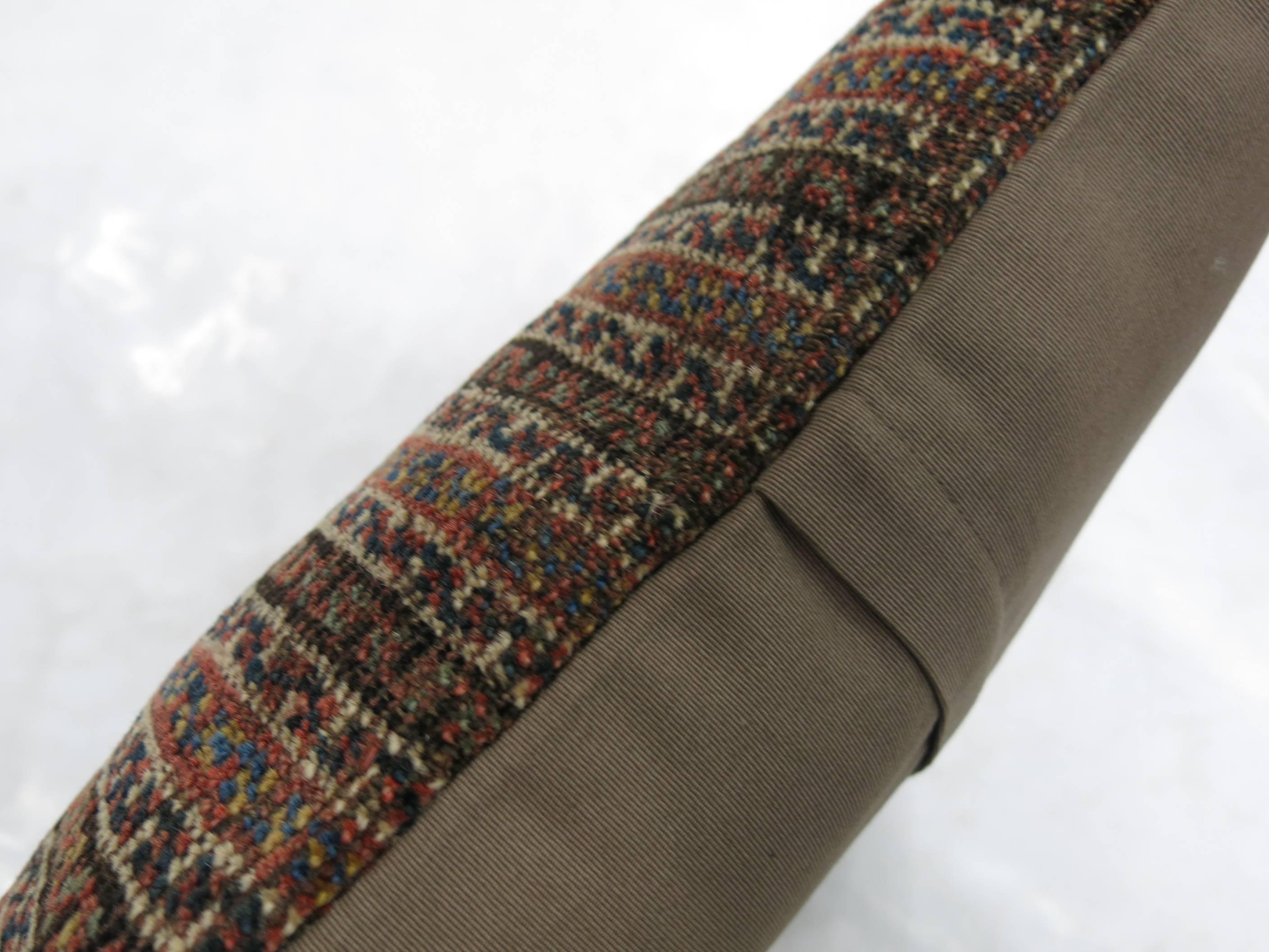 Oreiller fabriqué à partir d'un tapis tribal persan du 20e siècle avec un dos en coton. Fermeture à glissière et insert en mousse fournis. 

Mesures : 16'' x 17'.
