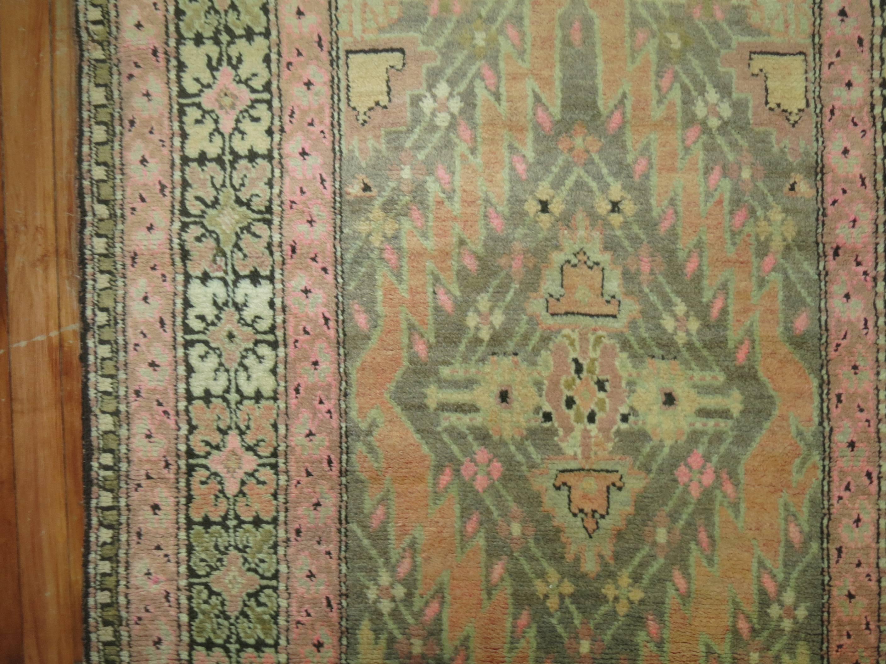 Russe Tapis de couloir vintage Karabagh rose et vert en vente