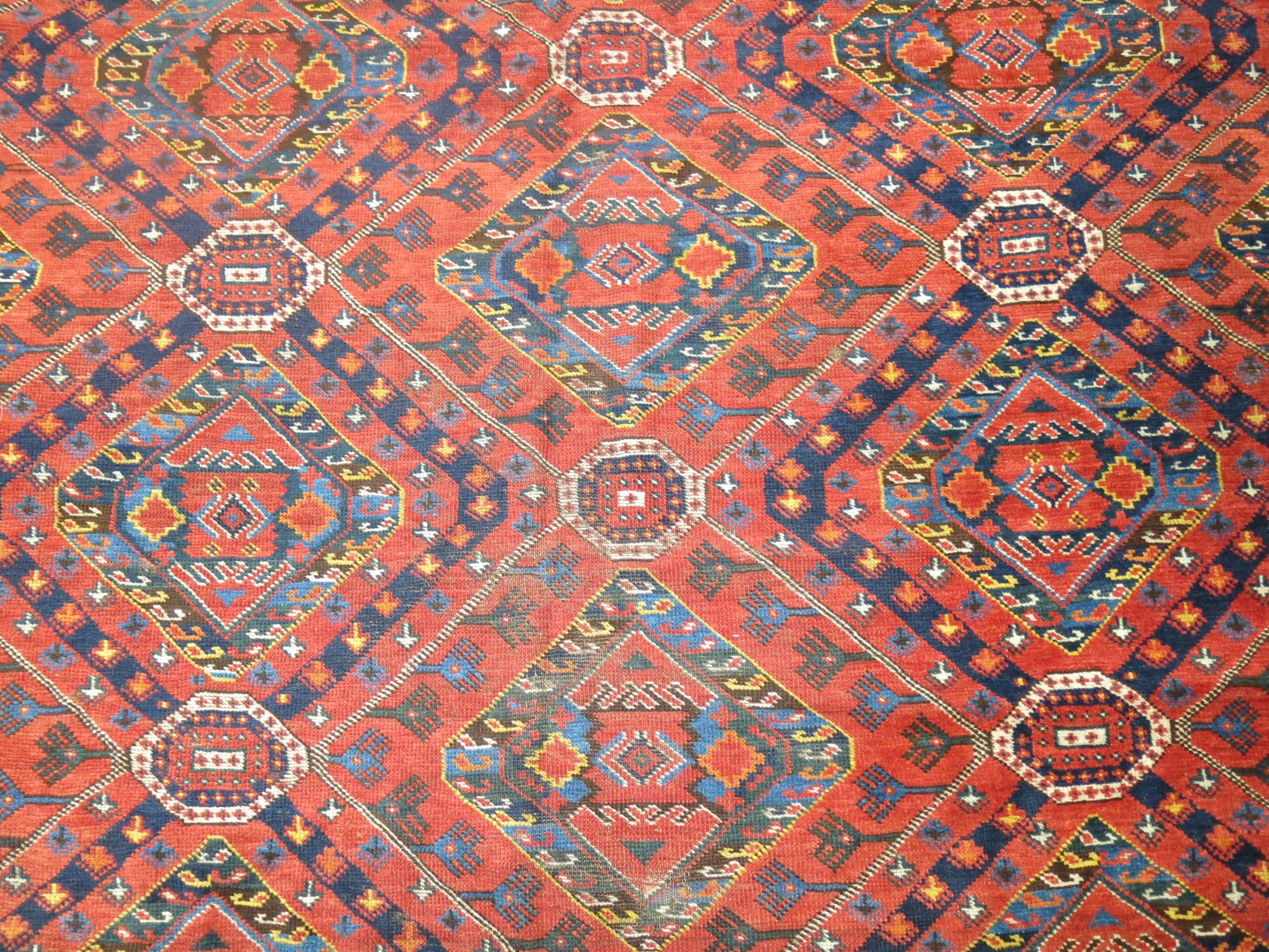 Rustikaler antiker Beshir-Teppich in Galeriengröße im Angebot 1