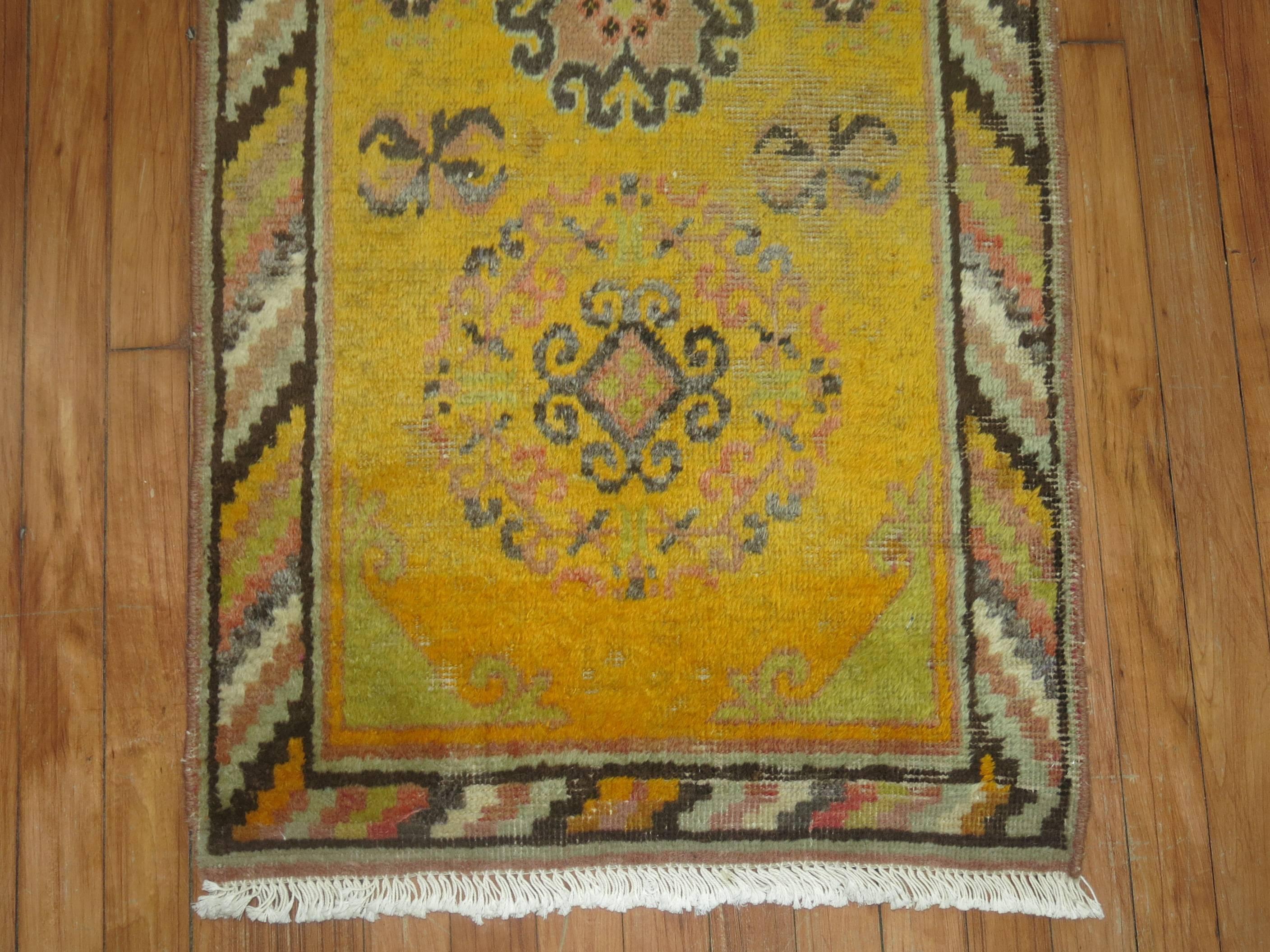 Gelbgelber antiker Khotan-Schmuckteppich (Frühes 20. Jahrhundert) im Angebot