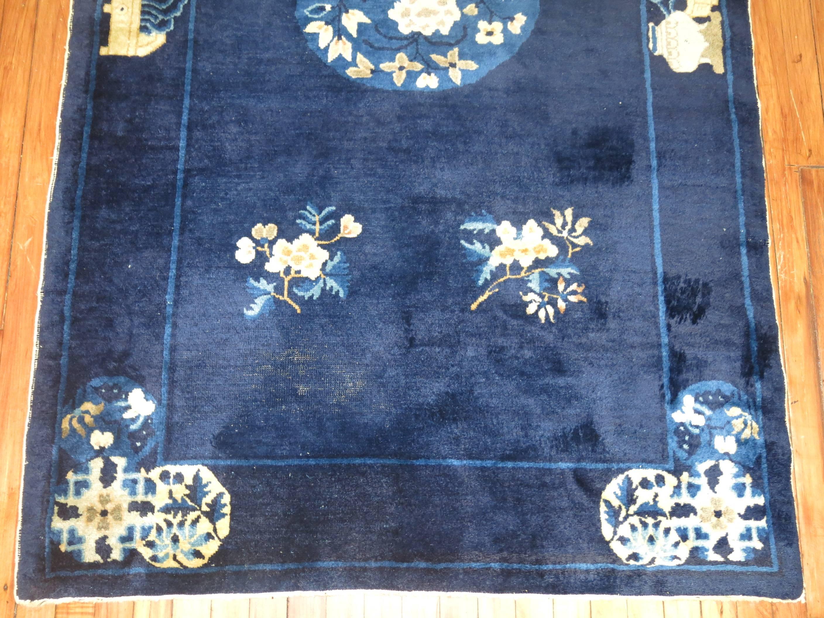 Tapis traditionnel chinois pékinois bleu marine et ivoire Bon état - En vente à New York, NY