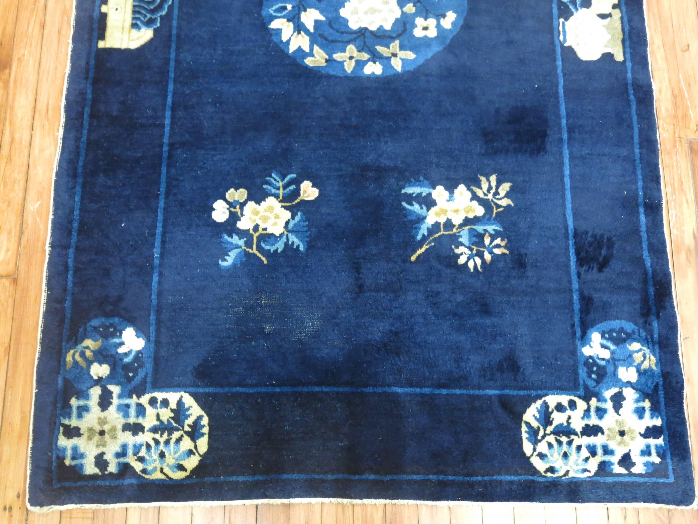 Superbe tapis chinois de Pékin, datant d'environ 1920, aux accents bleu profond et ivoire et à poils pleins.

Mesures : 4' x 6'9