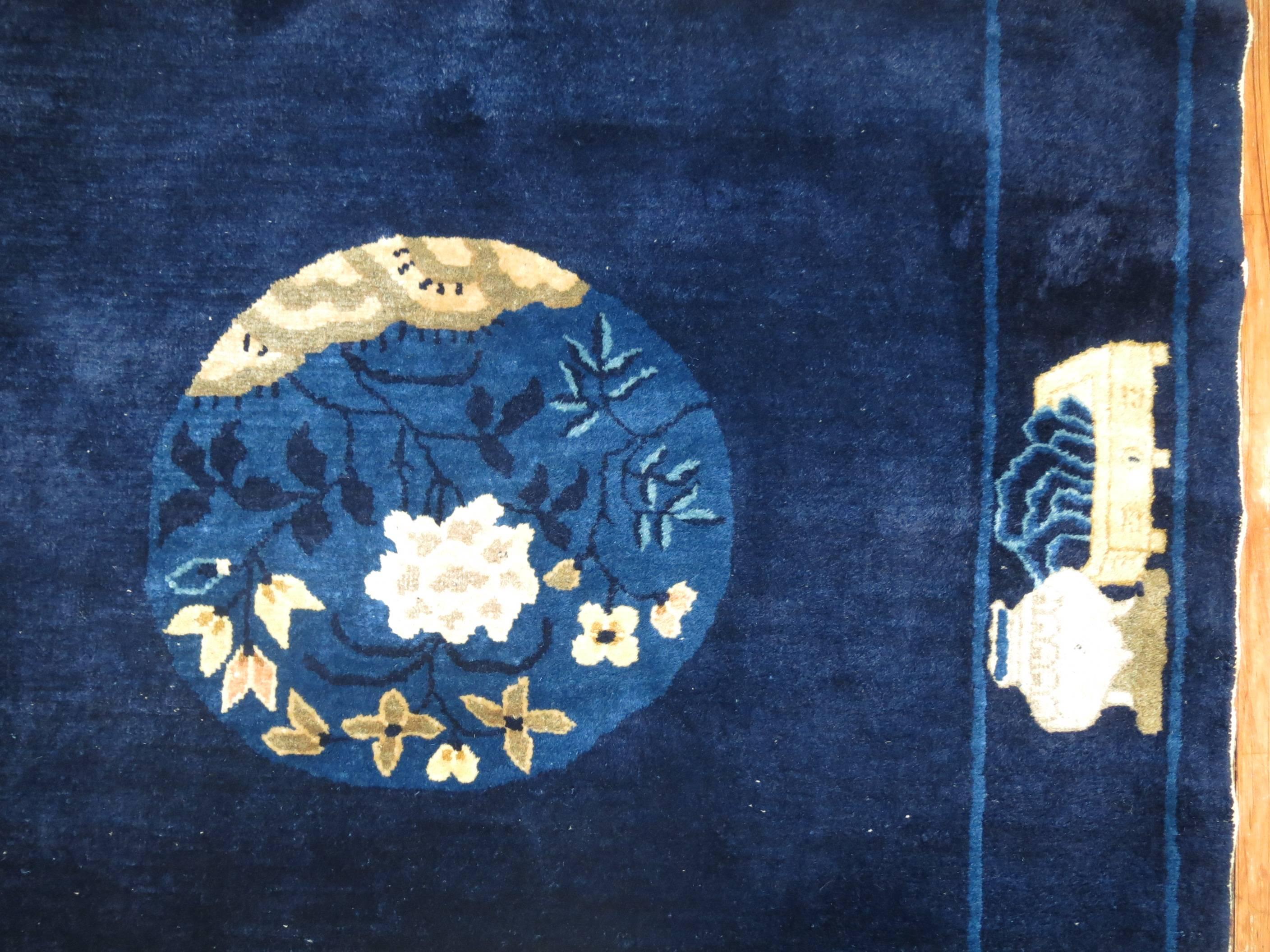 20ième siècle Tapis traditionnel chinois pékinois bleu marine et ivoire en vente
