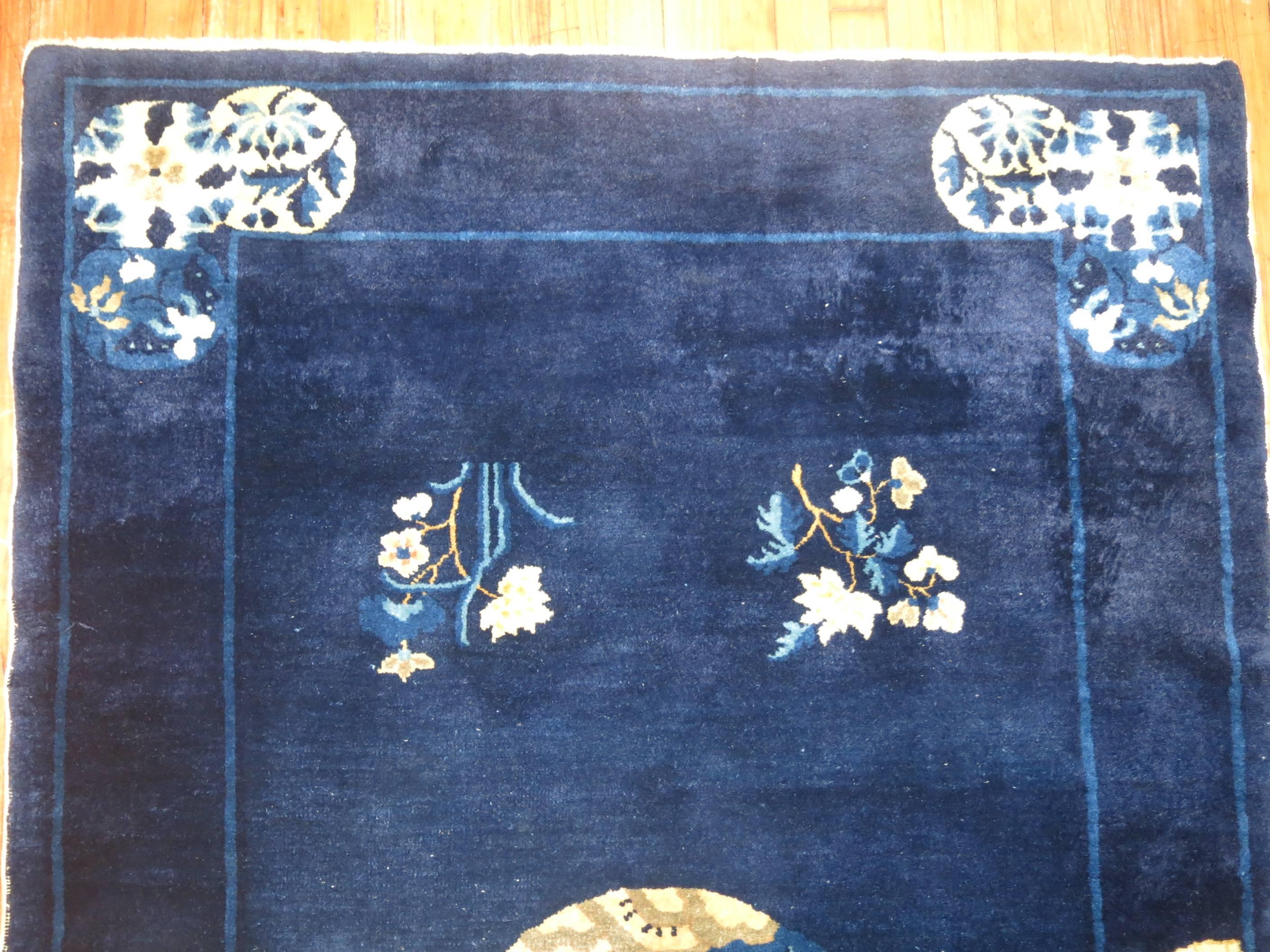 Tissé à la main Tapis traditionnel chinois pékinois bleu marine et ivoire en vente