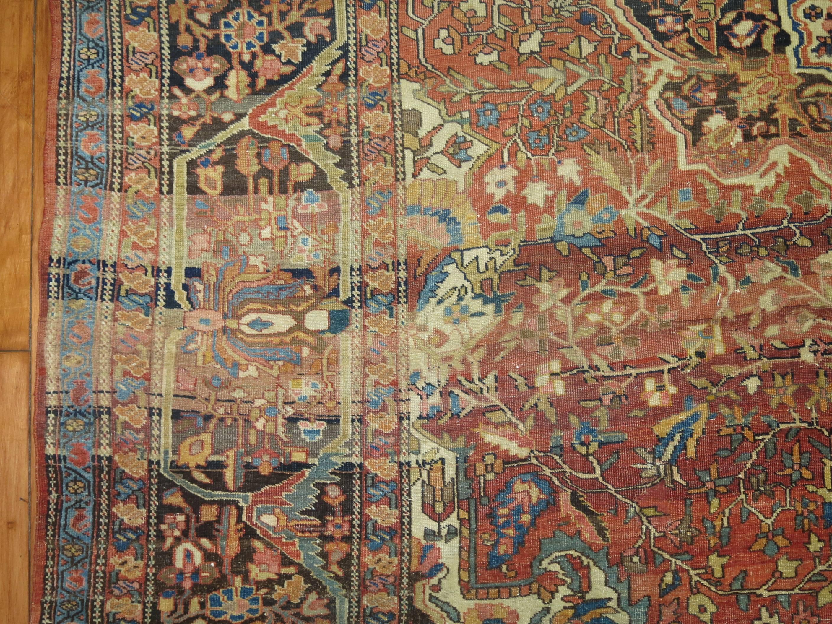 Superbe tapis persan ancien Sarouk Ferehan traditionnel en sarouk rouille et abrash de taille standard Bon état - En vente à New York, NY