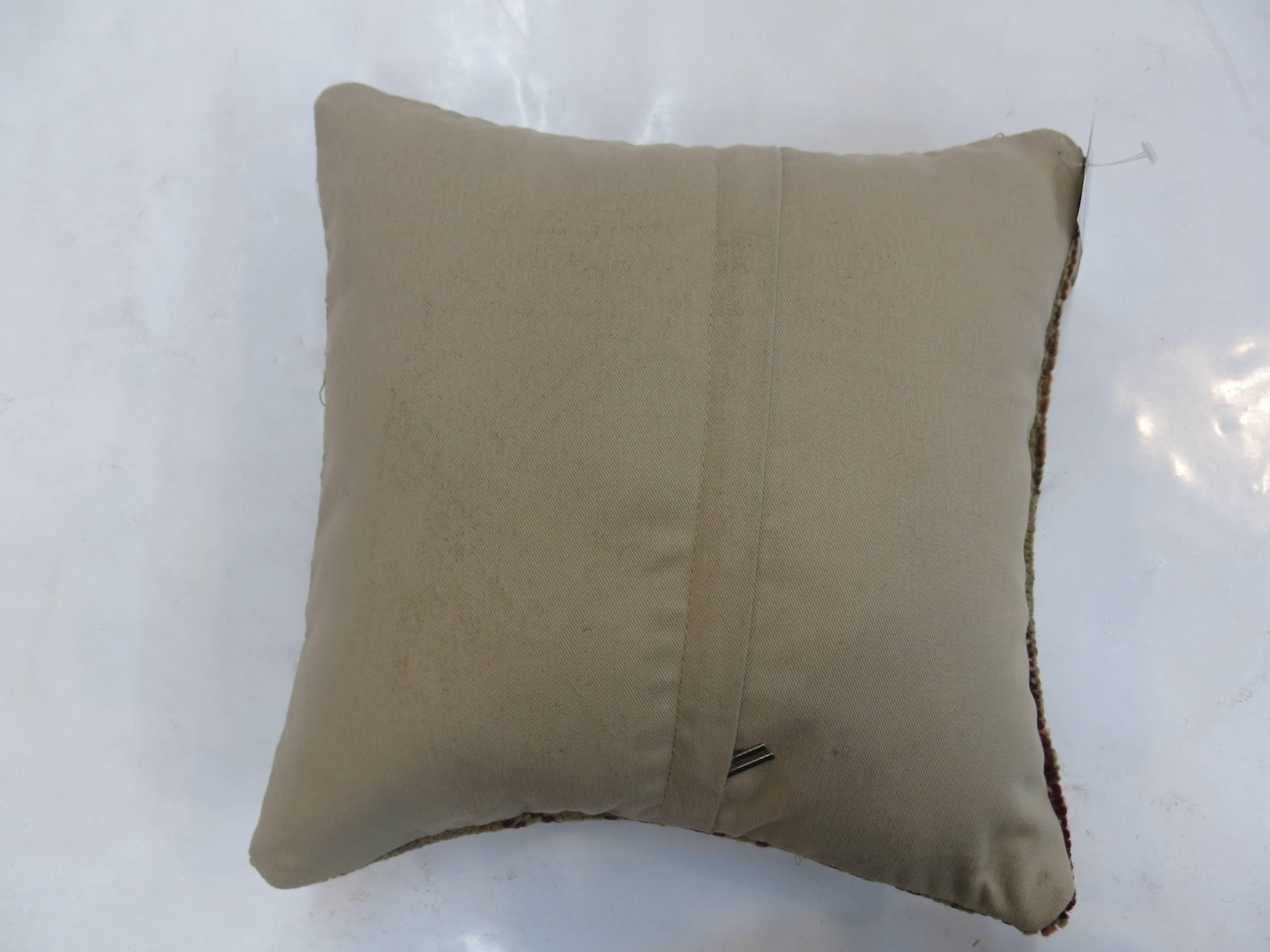 Cuscino ricavato da un antico tappeto turco con retro in cotone. Chiusura a cerniera.