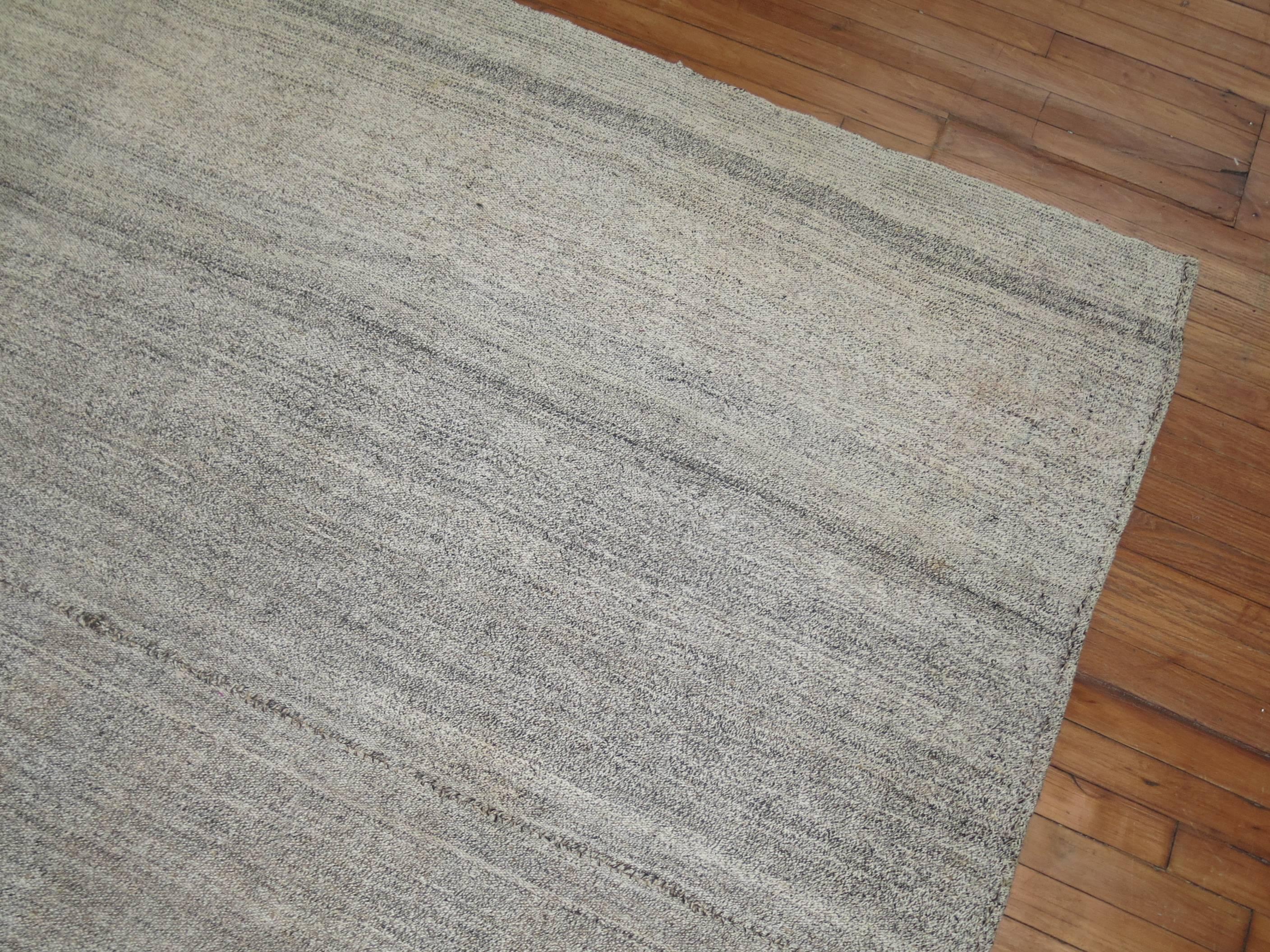 Gray Turkish Minimalist Kilim In Good Condition For Sale In New York, NY