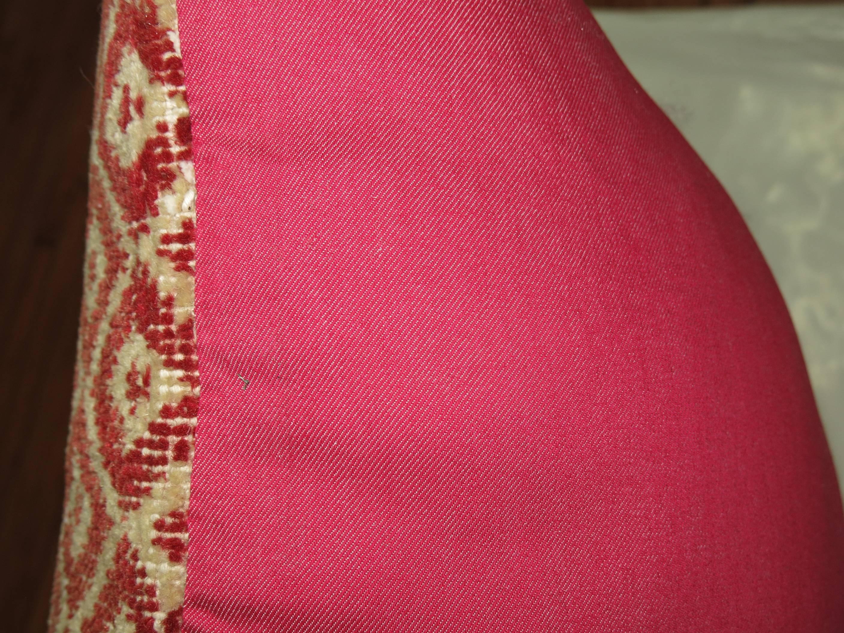 Rotes türkisches Kissen mit rosa Leinenrückseite (Moderne der Mitte des Jahrhunderts) im Angebot