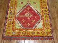 Bunter rot-oranger türkischer Tulu- quadratischer Teppich im Vintage-Stil