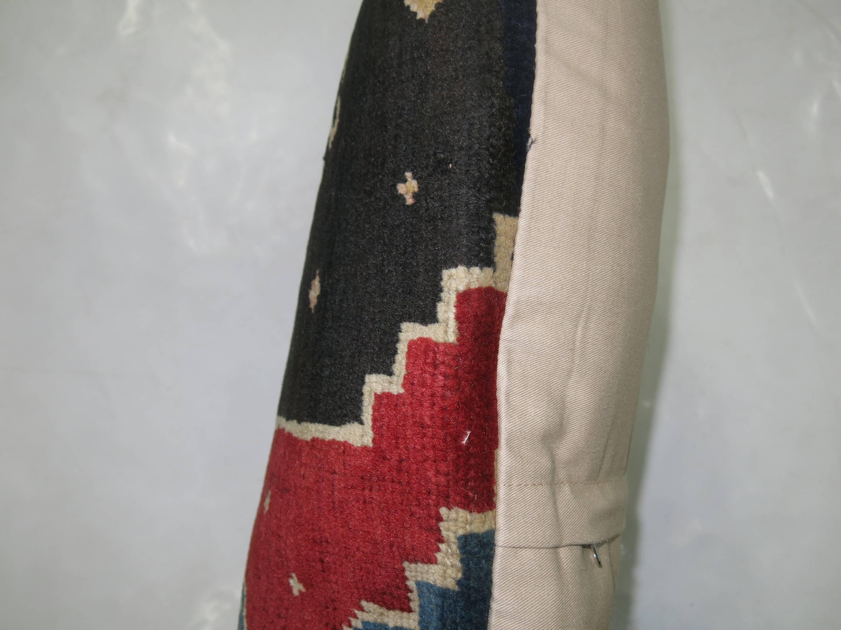 Oreiller fabriqué à partir d'un tapis turc vintage dérivé d'un ancien tapis Khotan avec fermeture à glissière incluse. J'adore la combinaison de couleurs et c'est une taille lombaire.

Mesures : 16