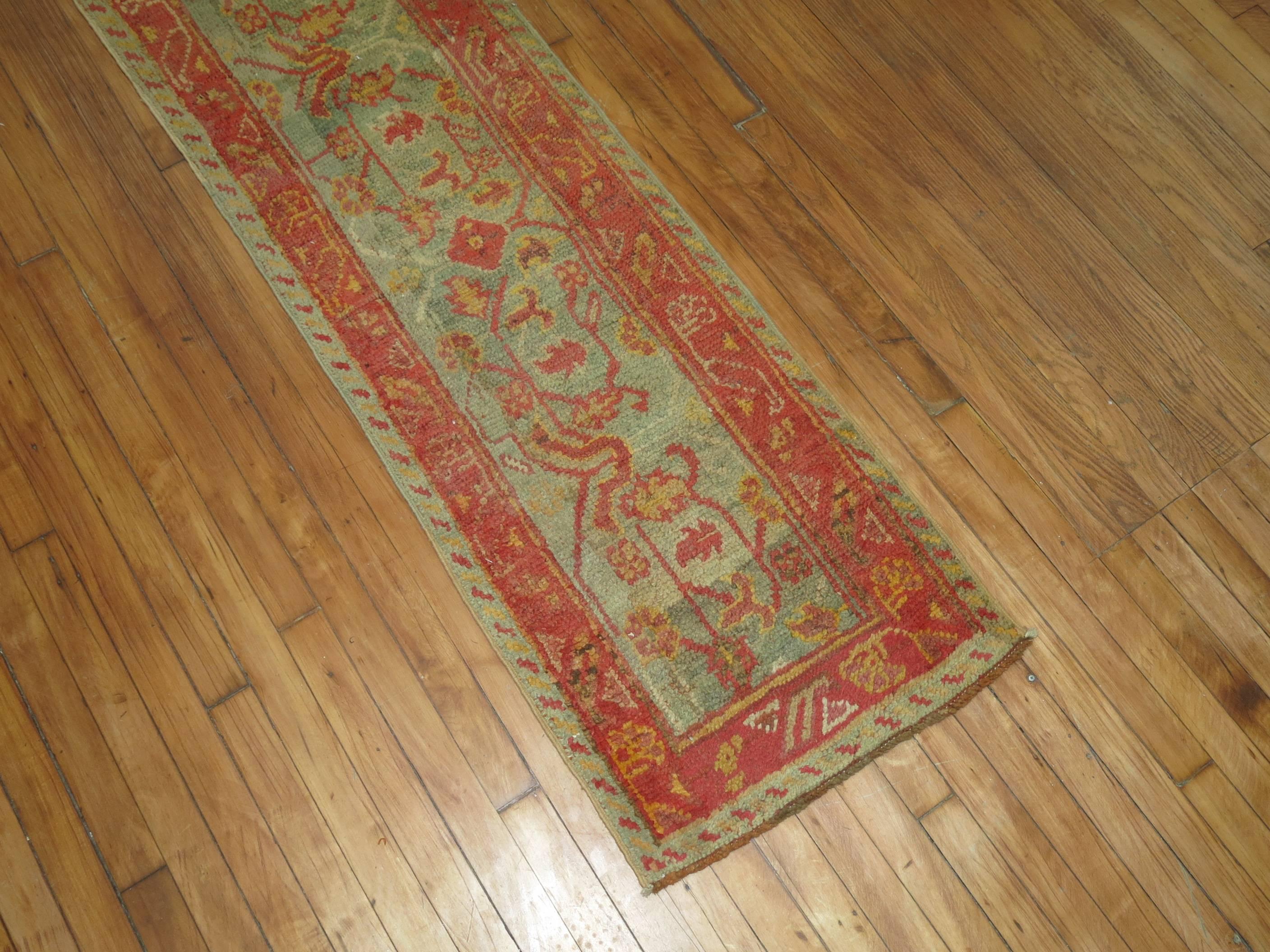 Turc Tapis de couloir d'Oushak ancien étroit vert sauge en vente